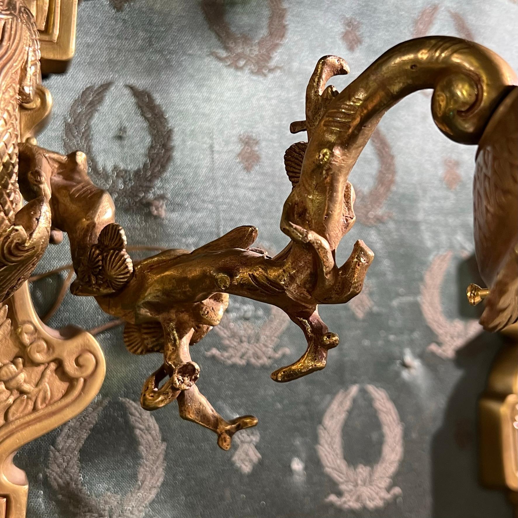 Paar französische Chinoiserie-Wandleuchter aus vergoldeter Bronze mit Drachenmotiv im Angebot 3