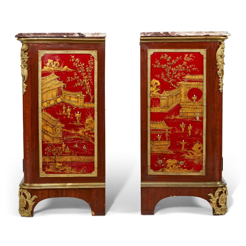 Doré Paire d'armoires laquées rouges de style Louis XVI de style chinoiserie française en vente