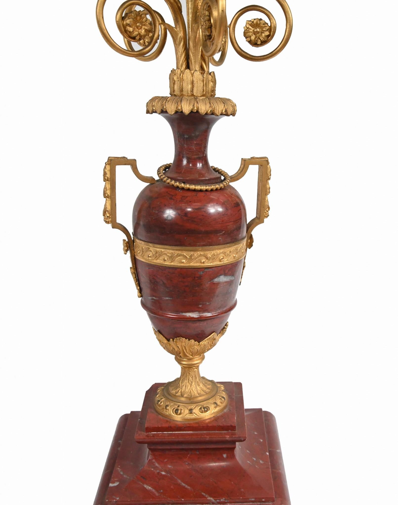 Coppia di candelabri classici francesi con urna in marmo dorata 1880 in vendita 6