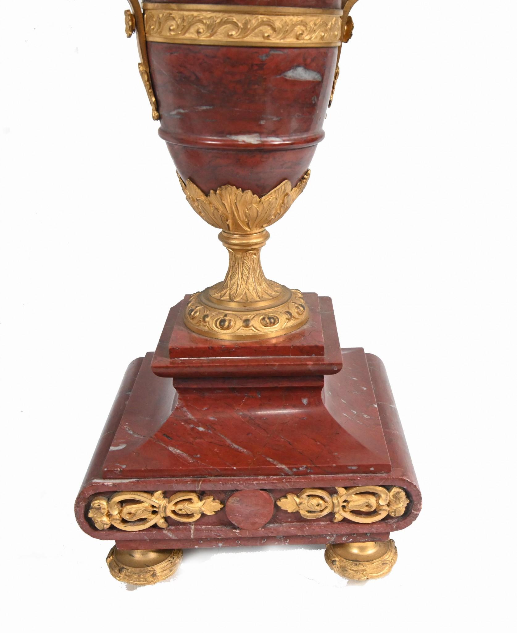 Coppia di candelabri classici francesi con urna in marmo dorata 1880 in vendita 8
