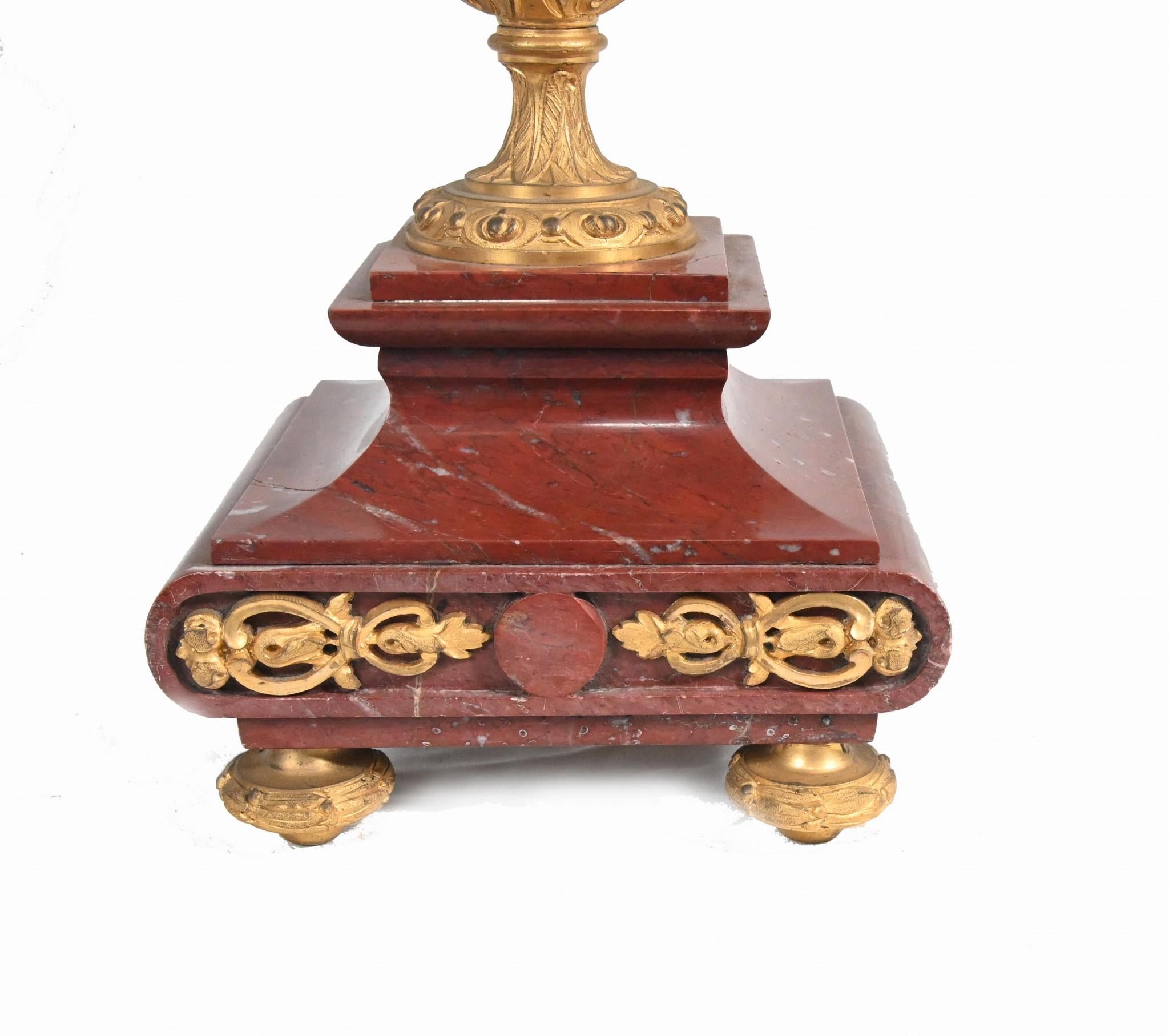 Coppia di candelabri classici francesi con urna in marmo dorata 1880 in vendita 9