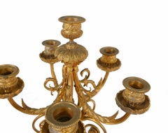 Coppia di candelabri classici francesi con urna in marmo dorata 1880