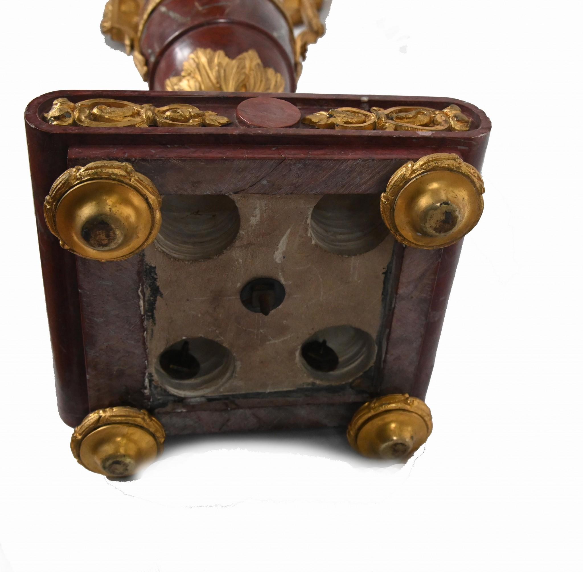Coppia di candelabri classici francesi con urna in marmo dorata 1880 In condizioni buone in vendita a Potters Bar, GB