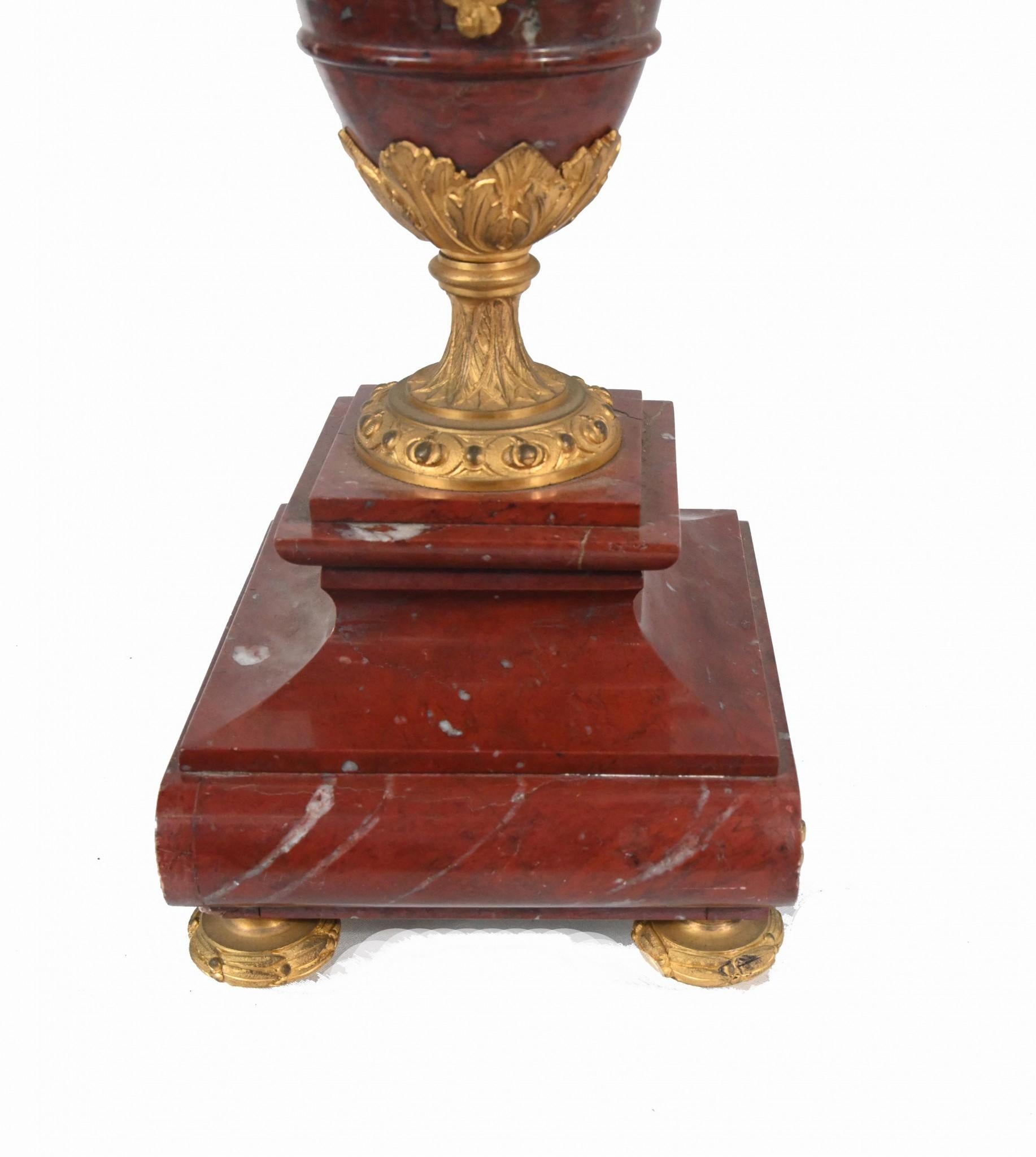Fine XIX secolo Coppia di candelabri classici francesi con urna in marmo dorata 1880 in vendita