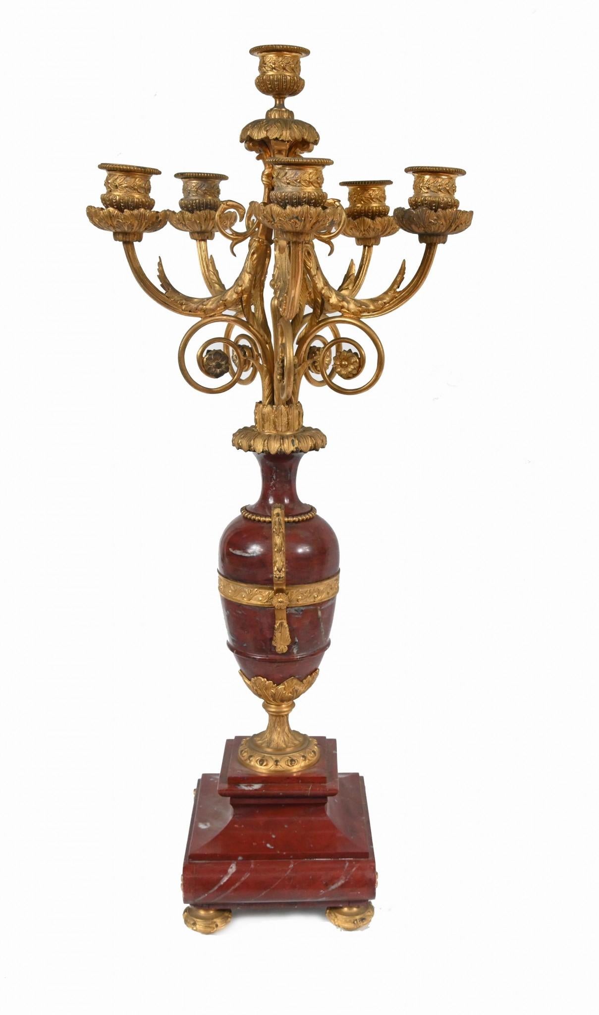 Marmo Coppia di candelabri classici francesi con urna in marmo dorata 1880 in vendita