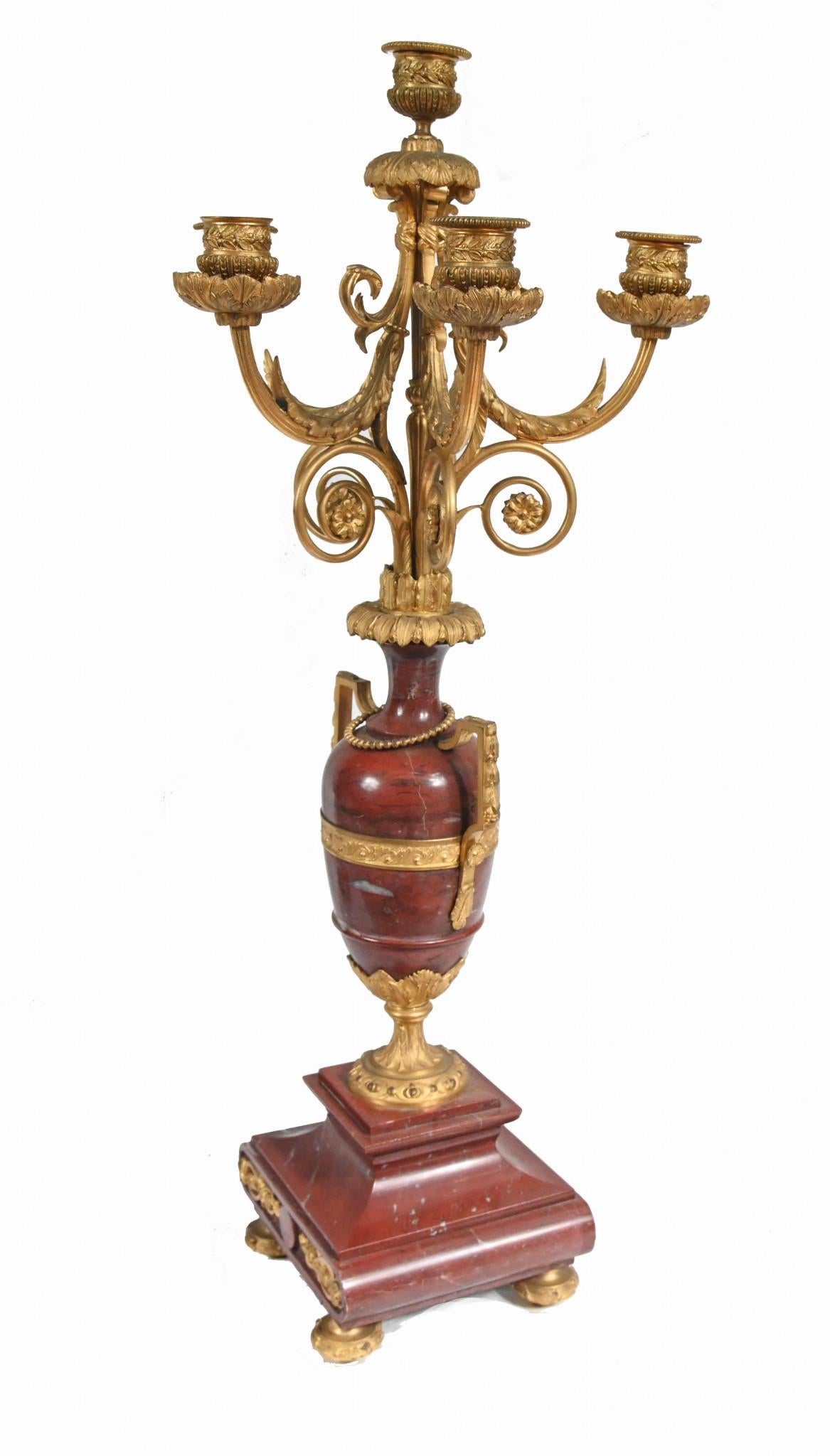 Coppia di candelabri classici francesi con urna in marmo dorata 1880 in vendita 1