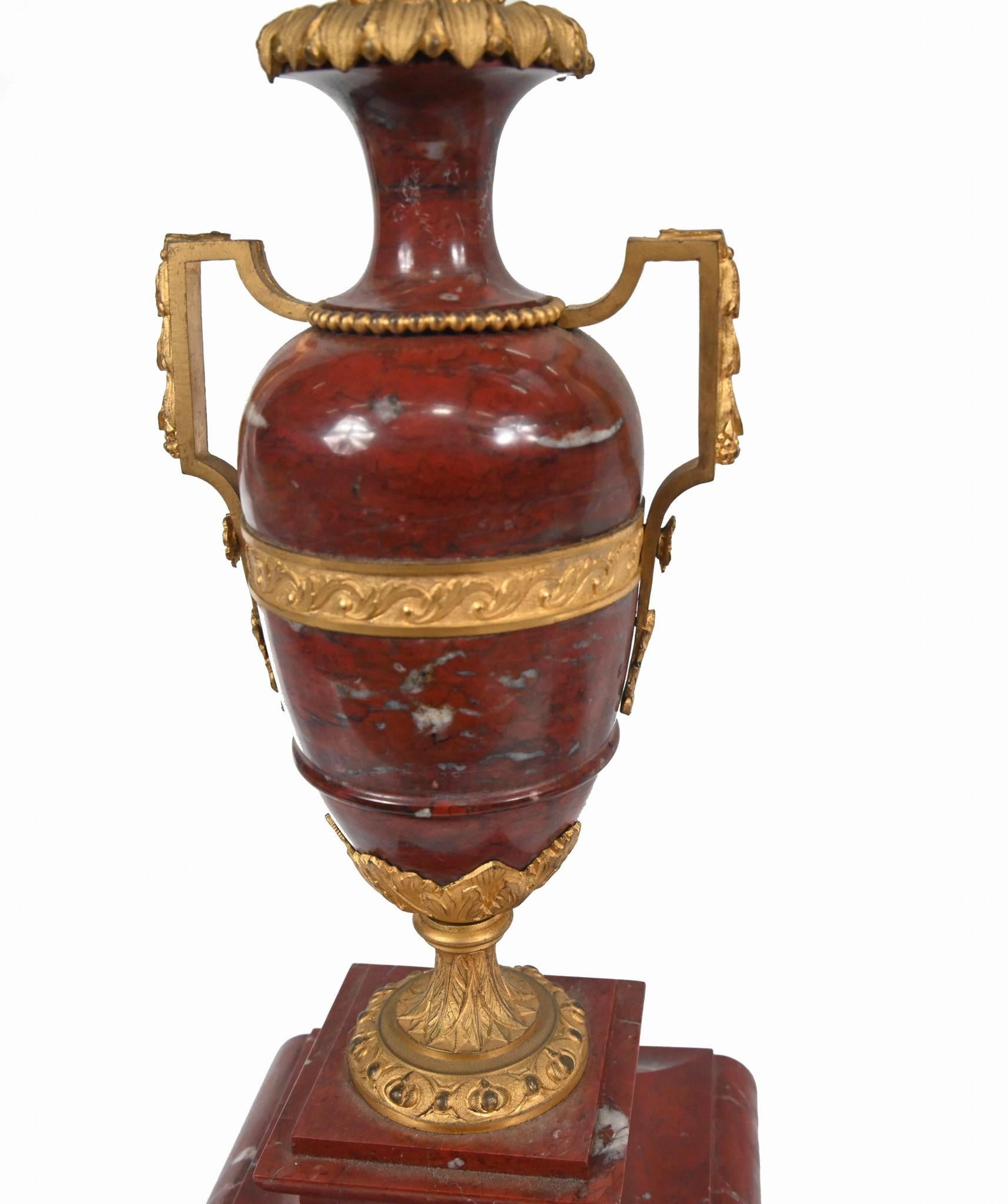 Coppia di candelabri classici francesi con urna in marmo dorata 1880 in vendita 2