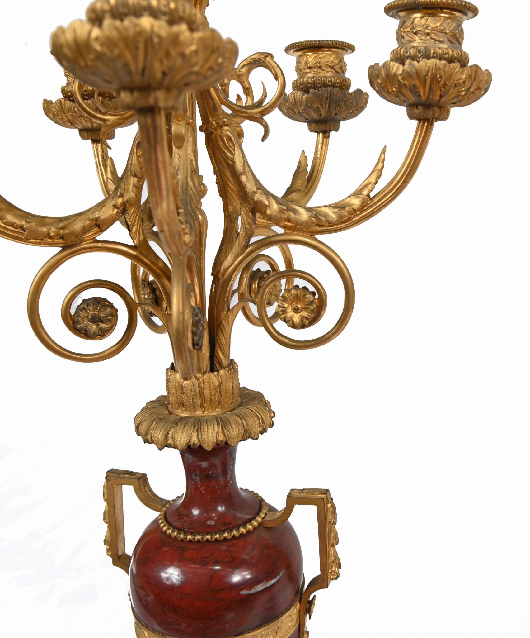 Coppia di candelabri classici francesi con urna in marmo dorata 1880 in vendita 3