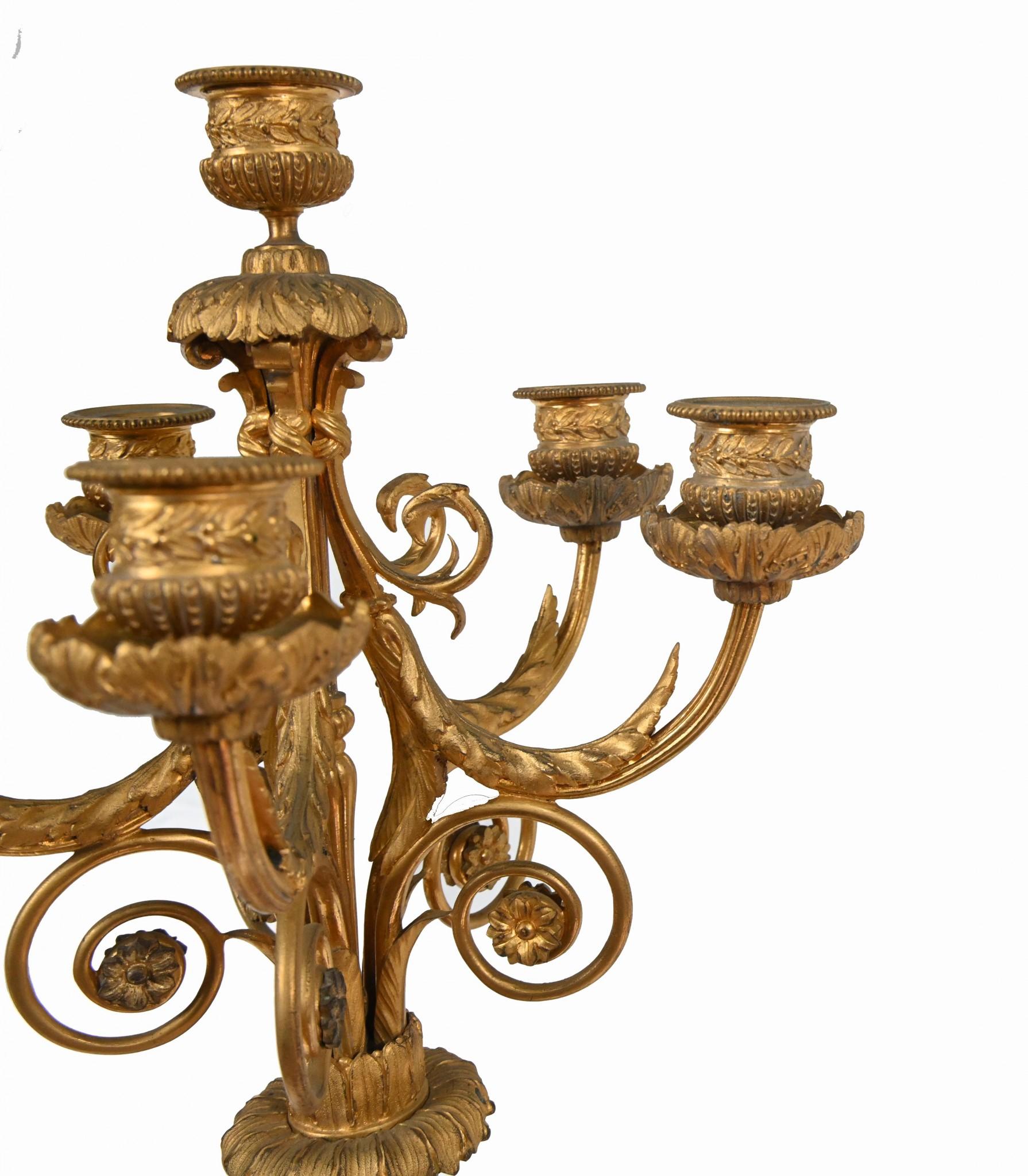Coppia di candelabri classici francesi con urna in marmo dorata 1880 in vendita 4