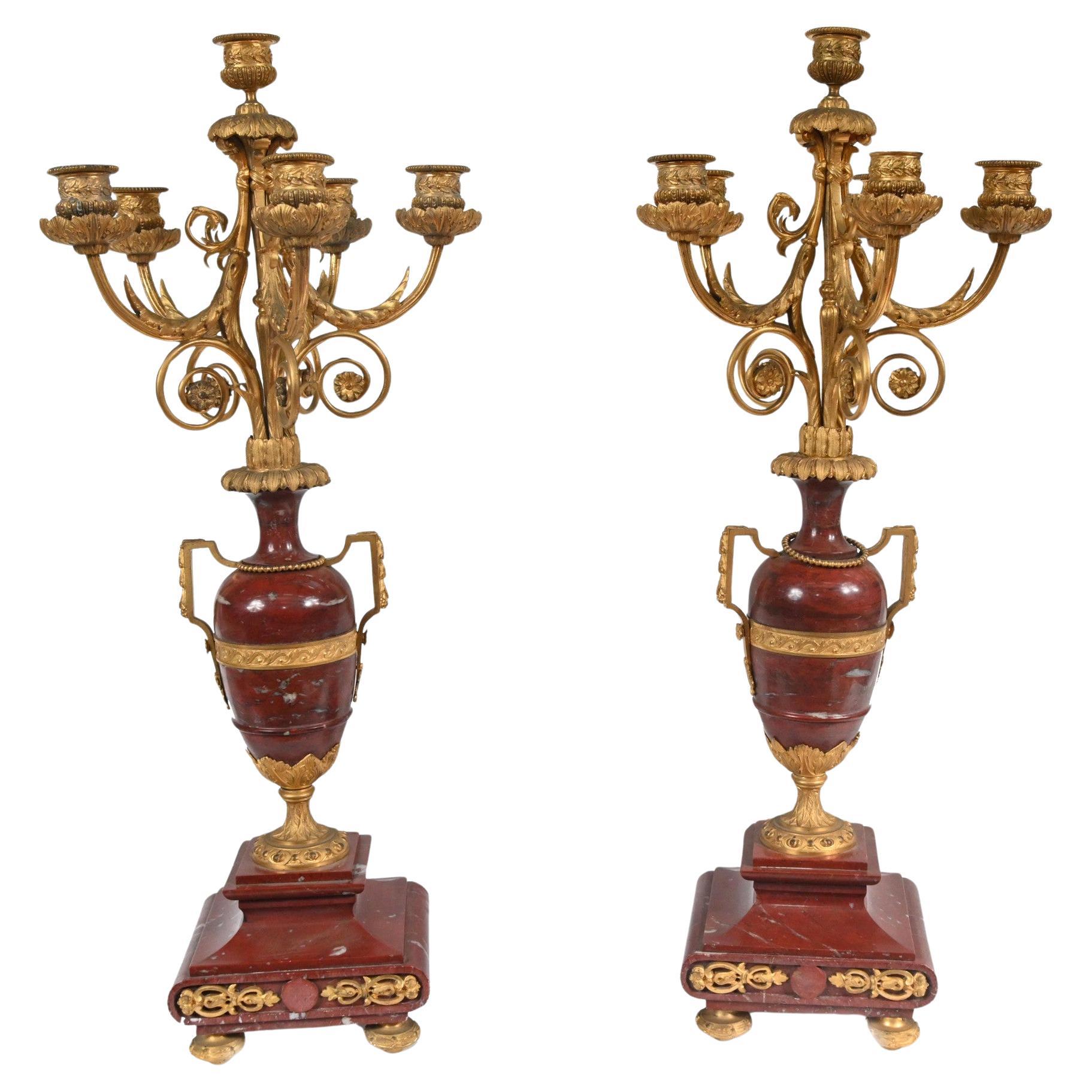 Coppia di candelabri classici francesi con urna in marmo dorata 1880