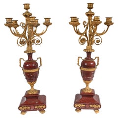 Coppia di candelabri classici francesi con urna in marmo dorata 1880