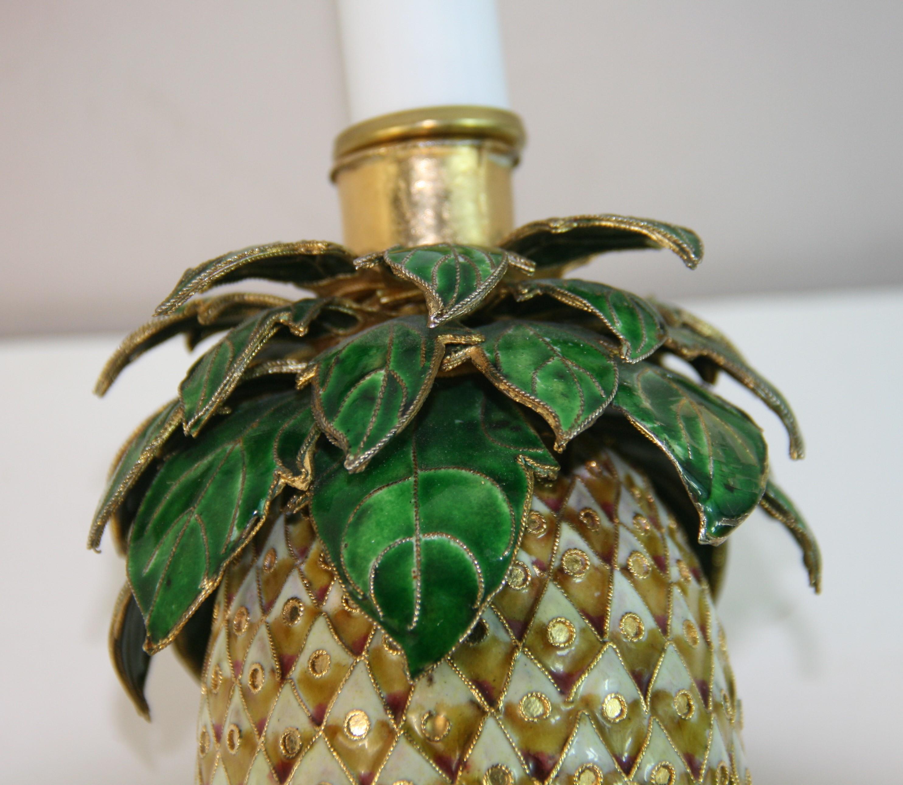 Paire d'appliques à ananas en cloissone et laiton en vente 5