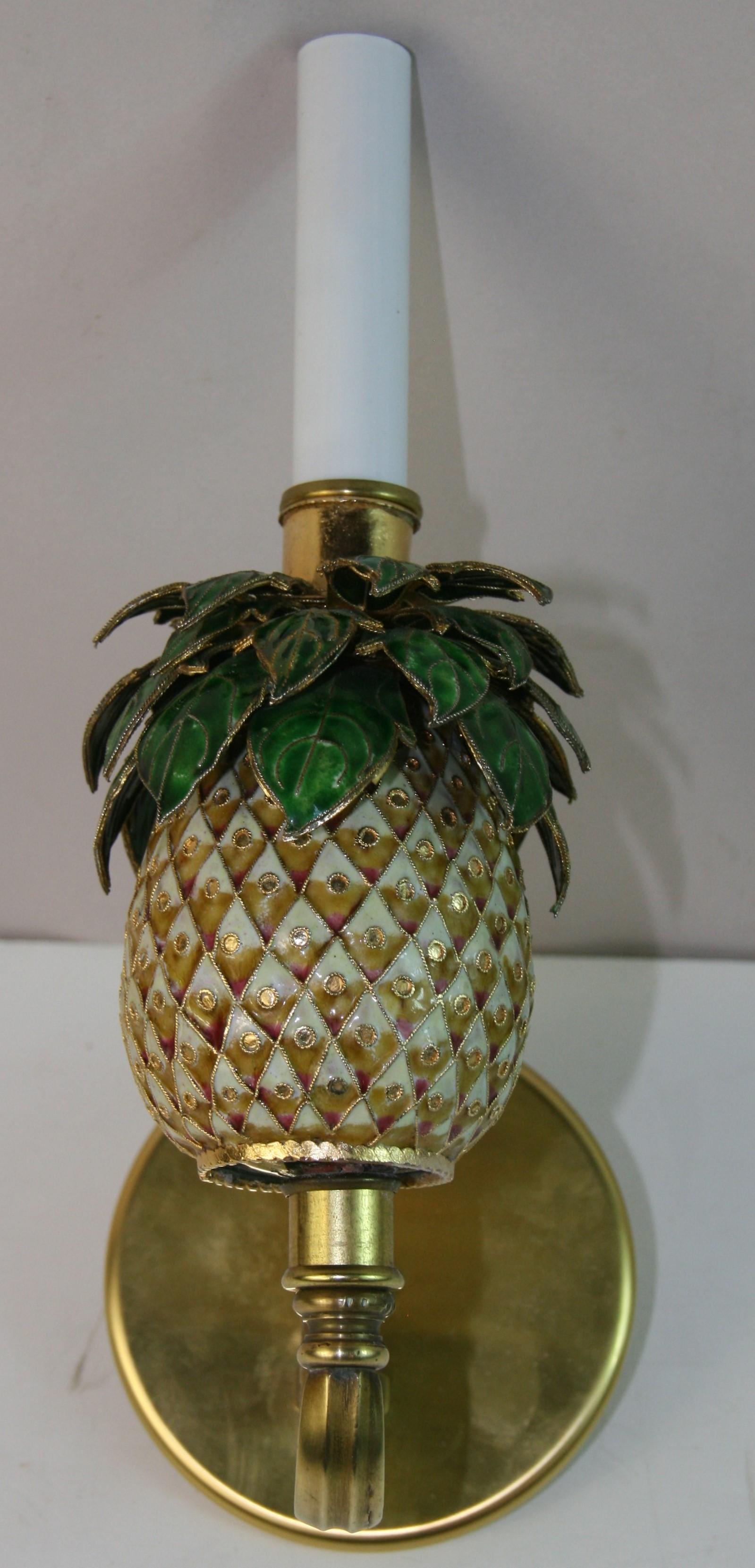 Laiton Paire d'appliques à ananas en cloissone et laiton en vente