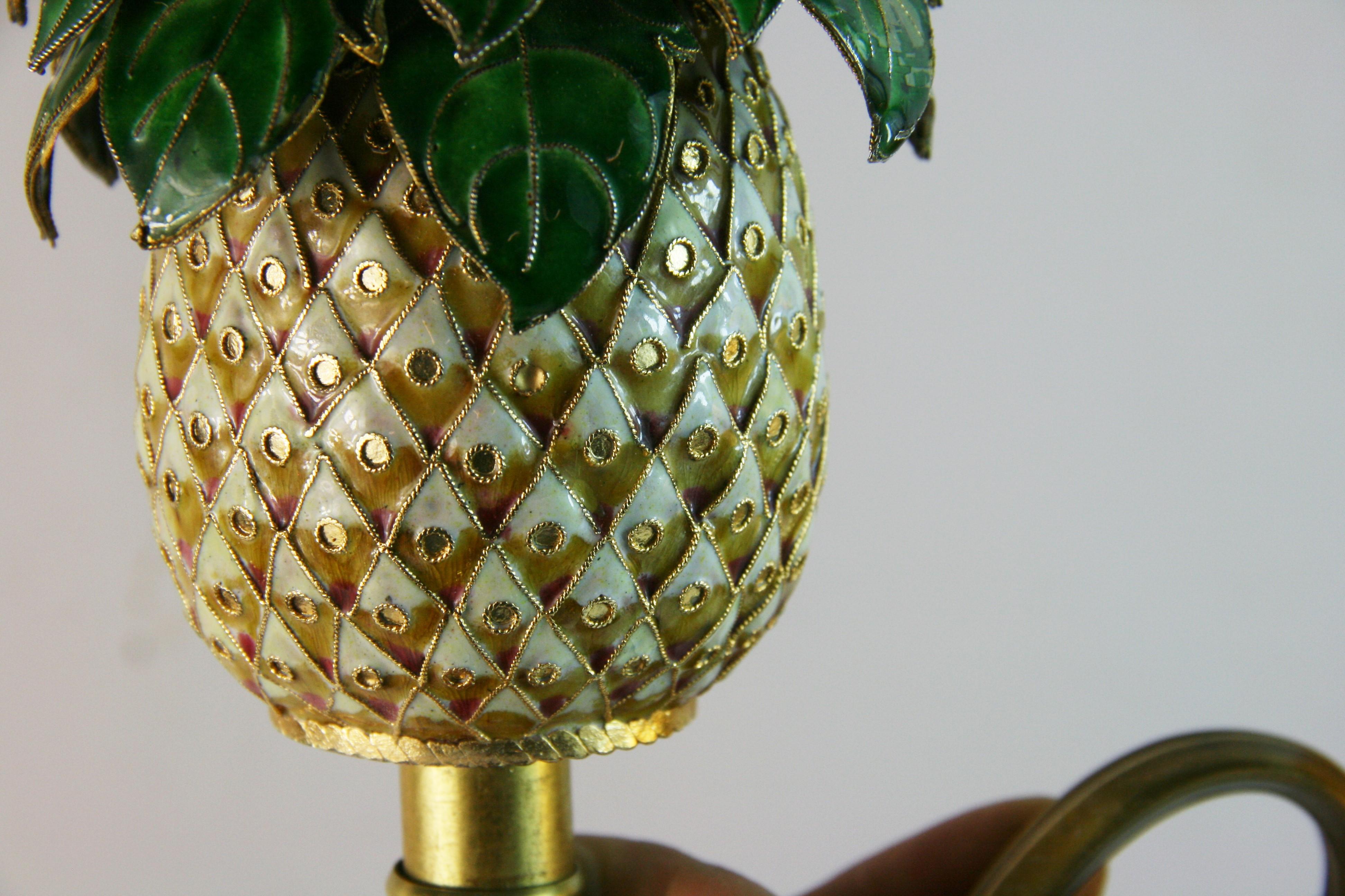 Paire d'appliques à ananas en cloissone et laiton en vente 1