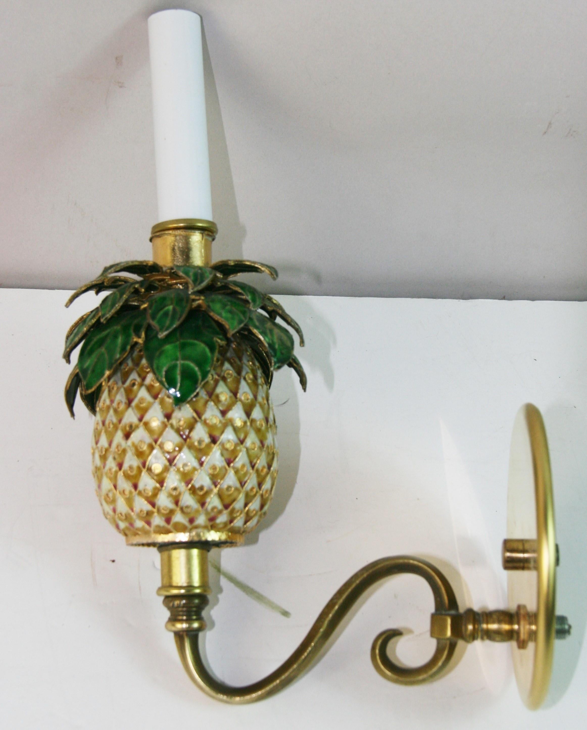 Paire d'appliques à ananas en cloissone et laiton en vente 2