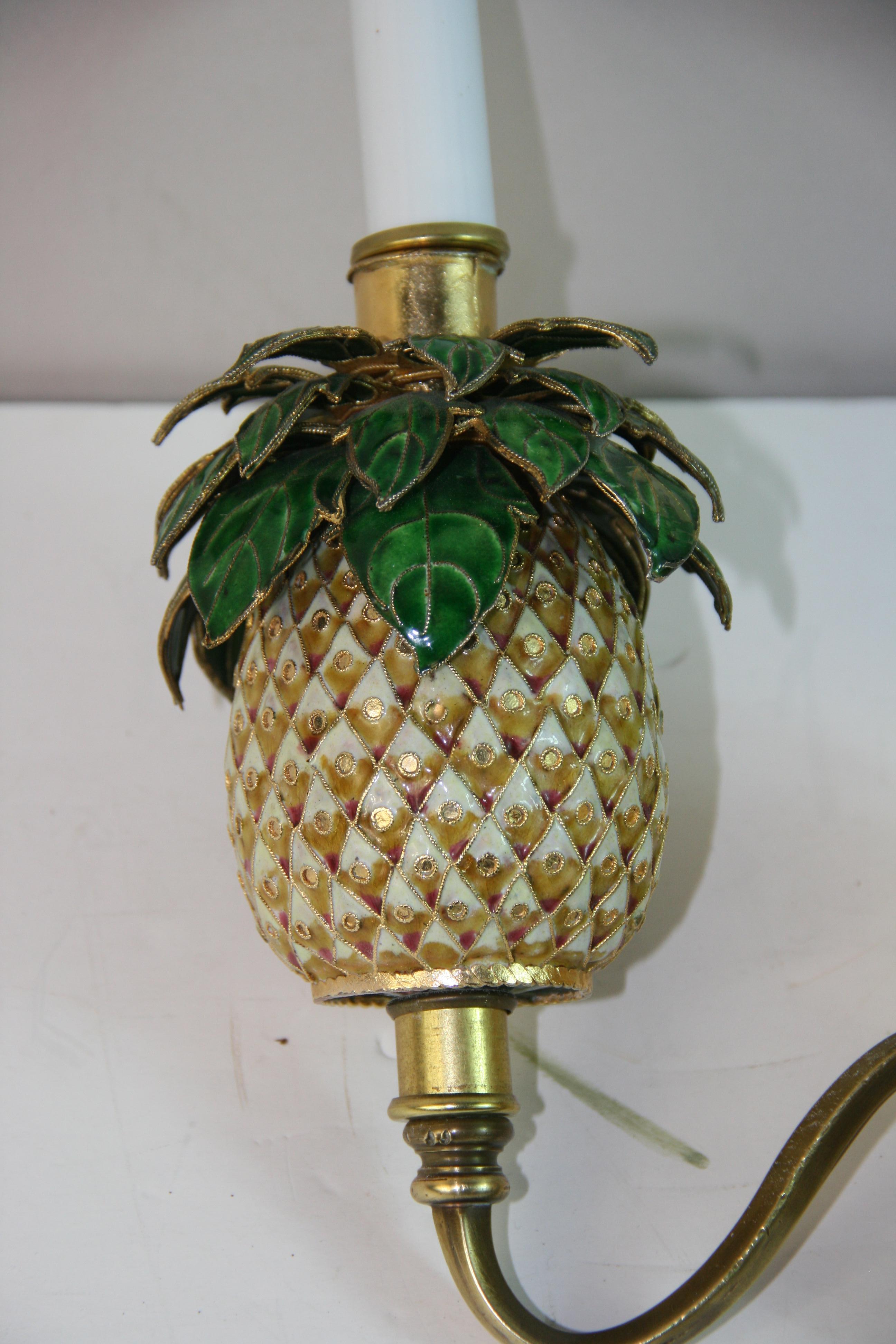 Paire d'appliques à ananas en cloissone et laiton en vente 3