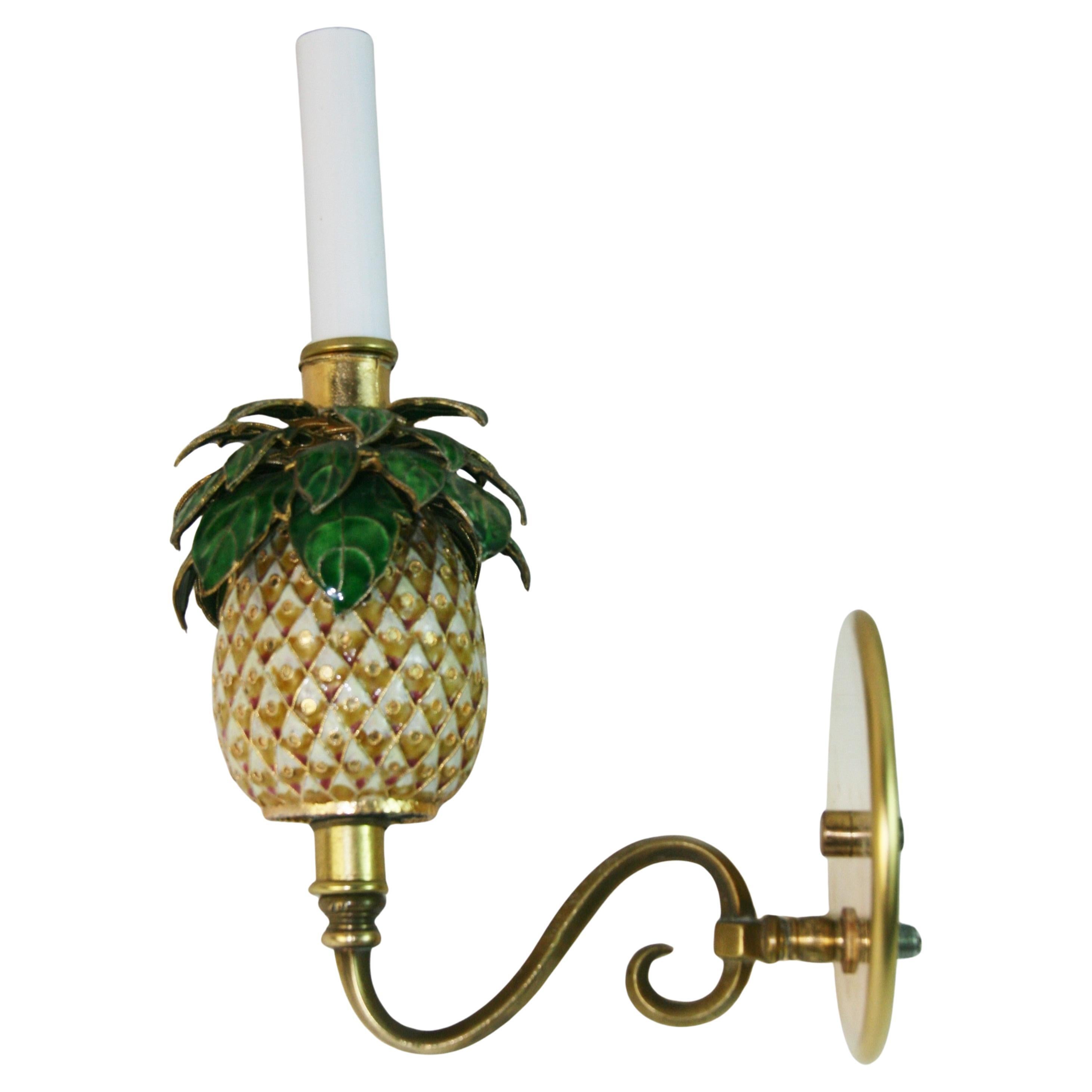 Paire d'appliques à ananas en cloissone et laiton en vente