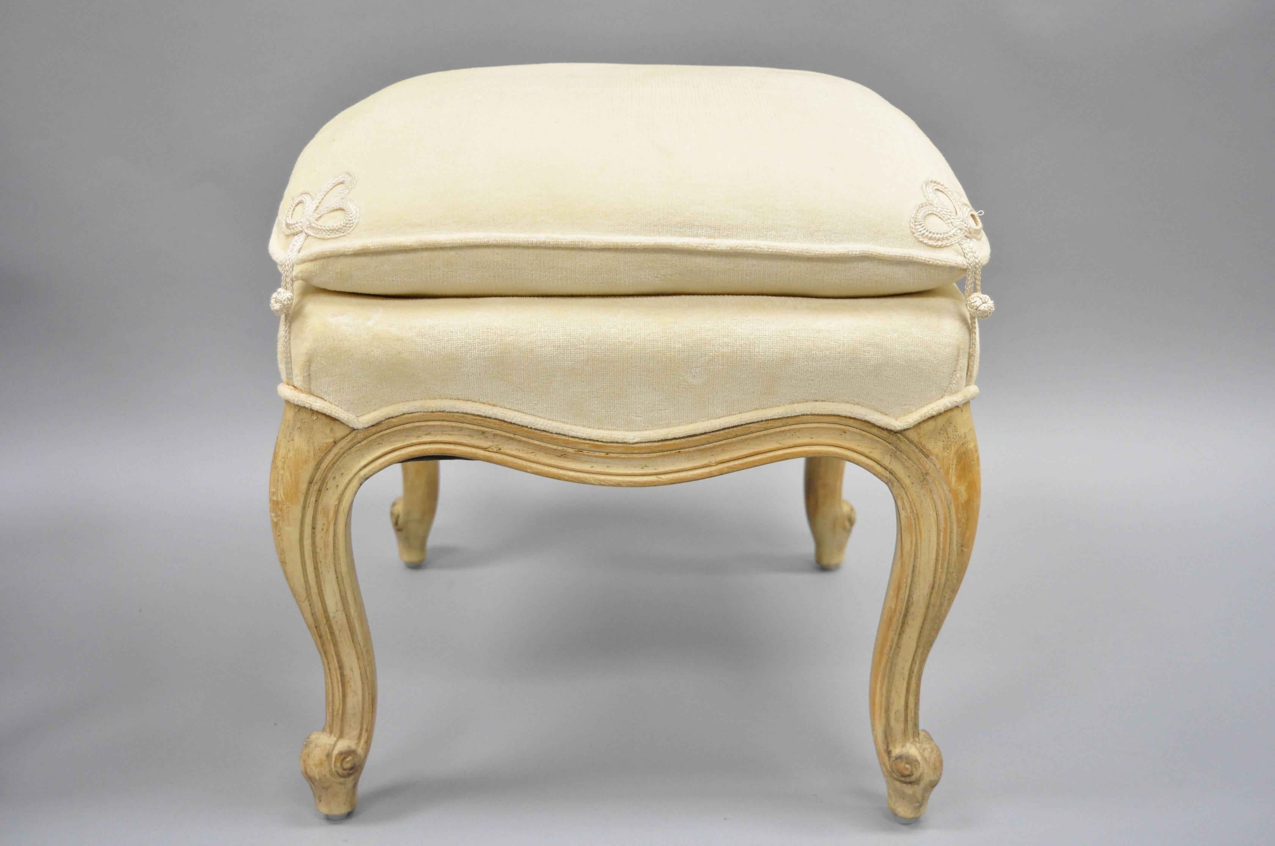 Pair of French Country Louis XV Style Upholstered Ottomans Stool In Good Condition In Philadelphia, PA