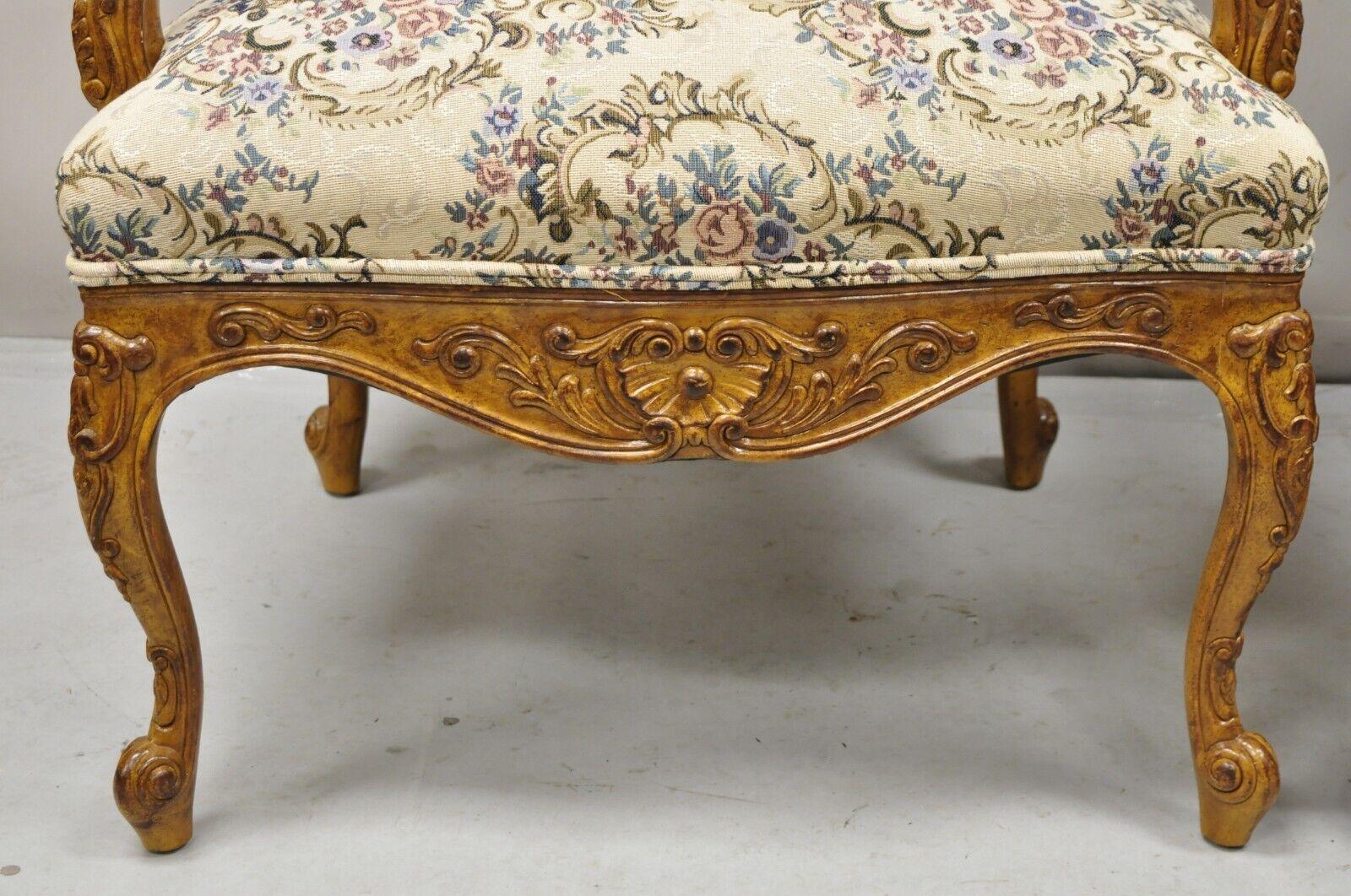 Coppia di poltrone con schienale alto in stile rustico francese intagliate in noce con motivi floreali In condizioni buone in vendita a Philadelphia, PA