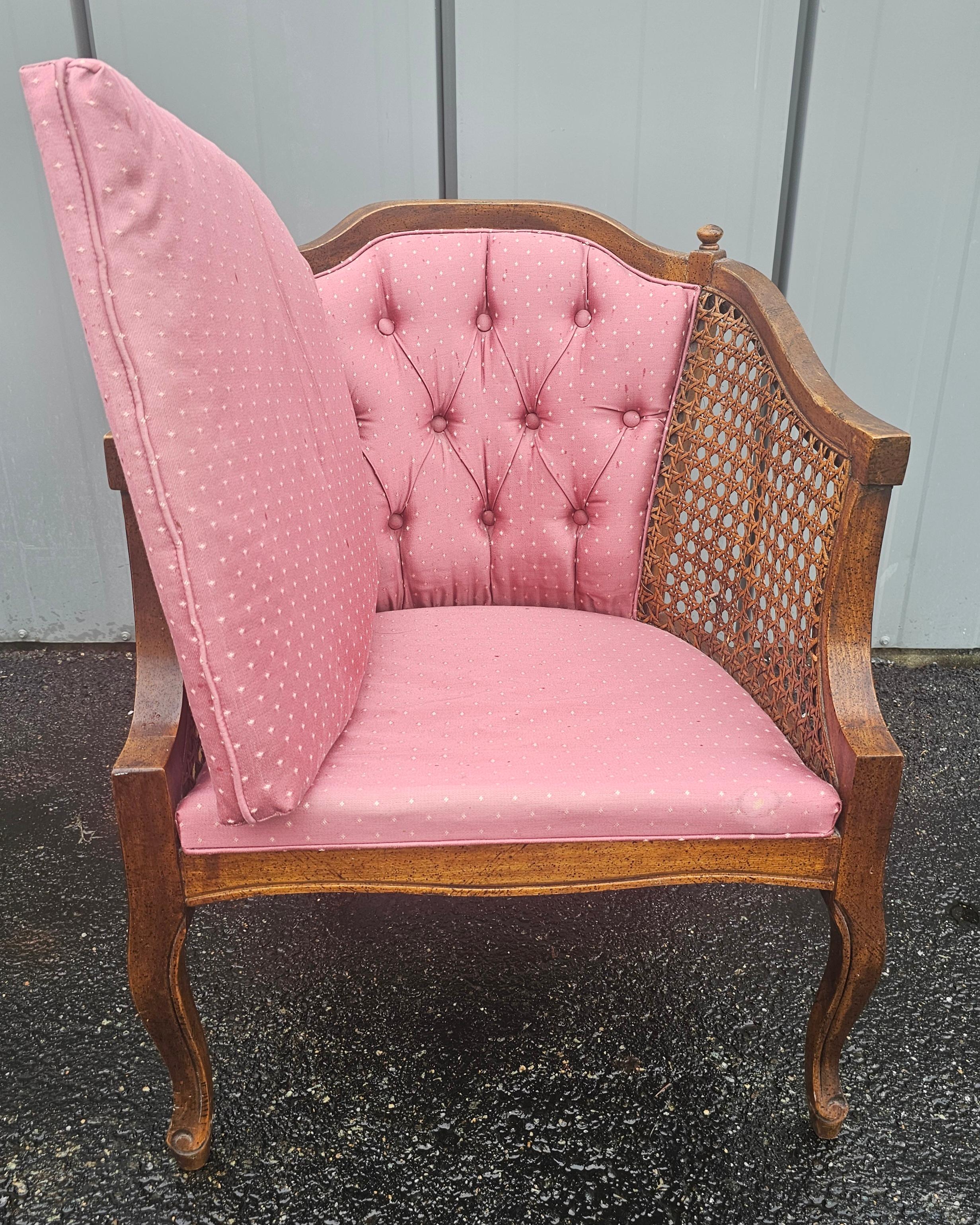 Paire de chaises d'appoint club en noyer et tapissées de style français en vente 2