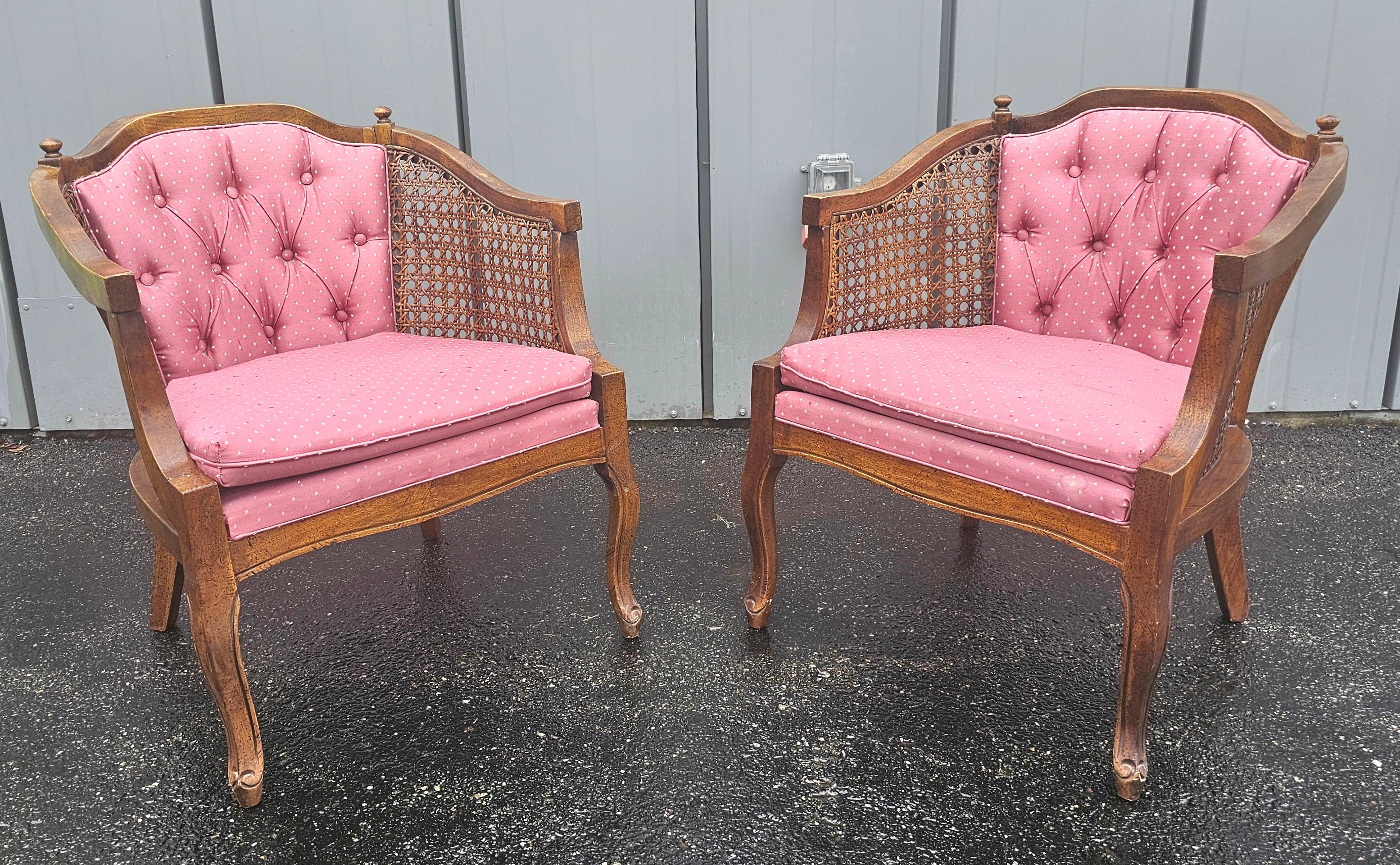 Paire de chaises d'appoint en noyer, cannage et tapisserie.
 Mesure 25