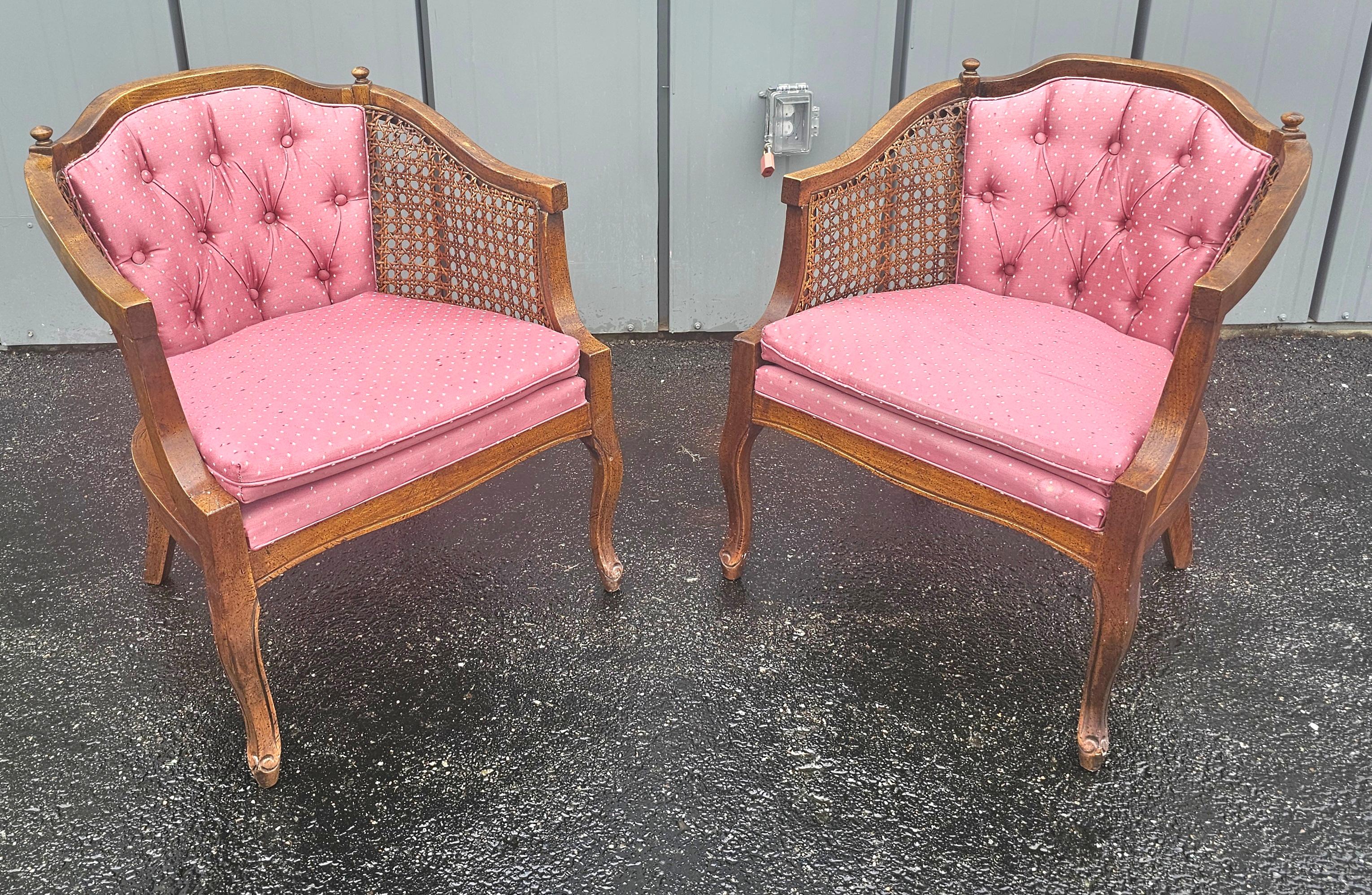 Provincial français Paire de chaises d'appoint club en noyer et tapissées de style français en vente