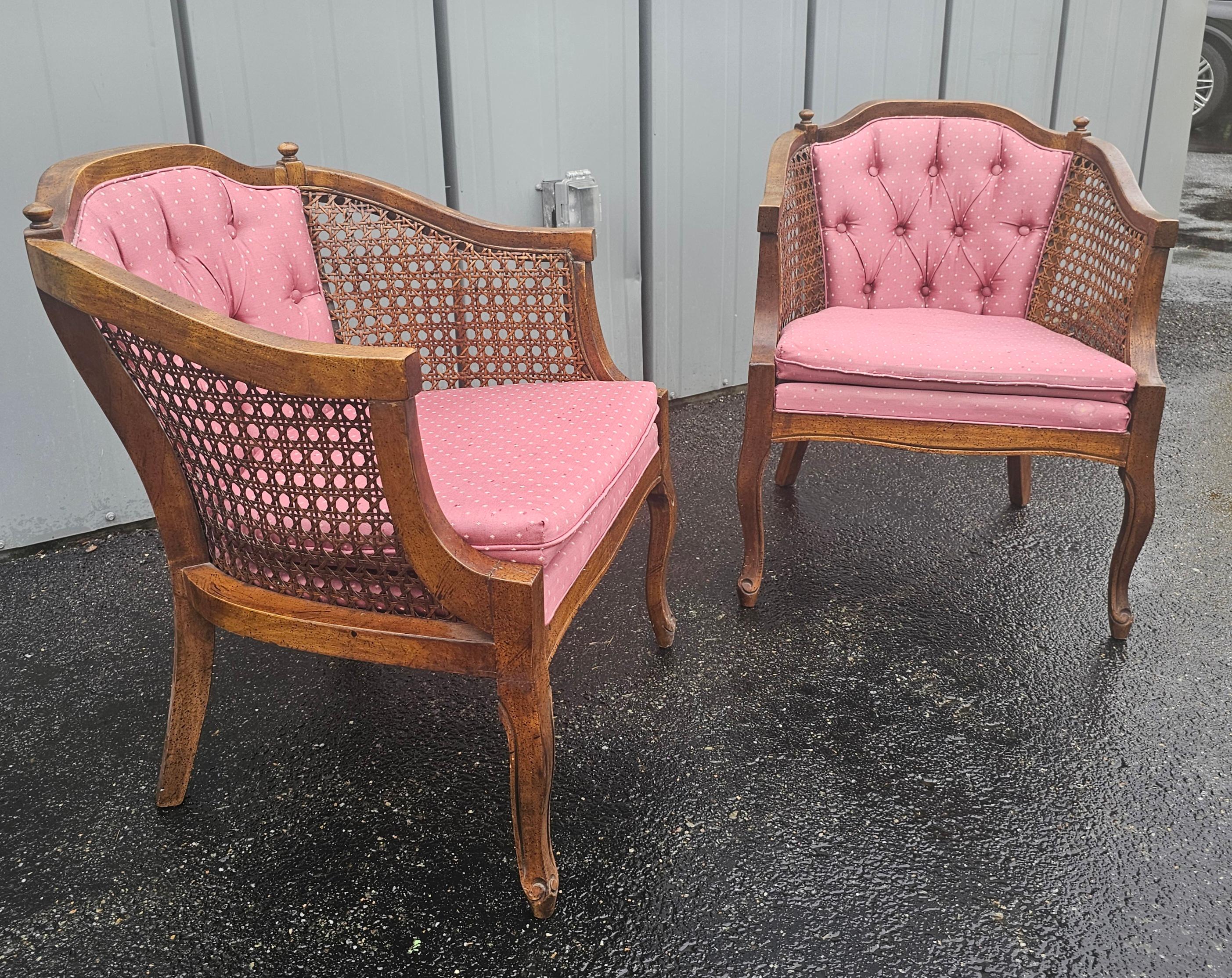 Américain Paire de chaises d'appoint club en noyer et tapissées de style français en vente