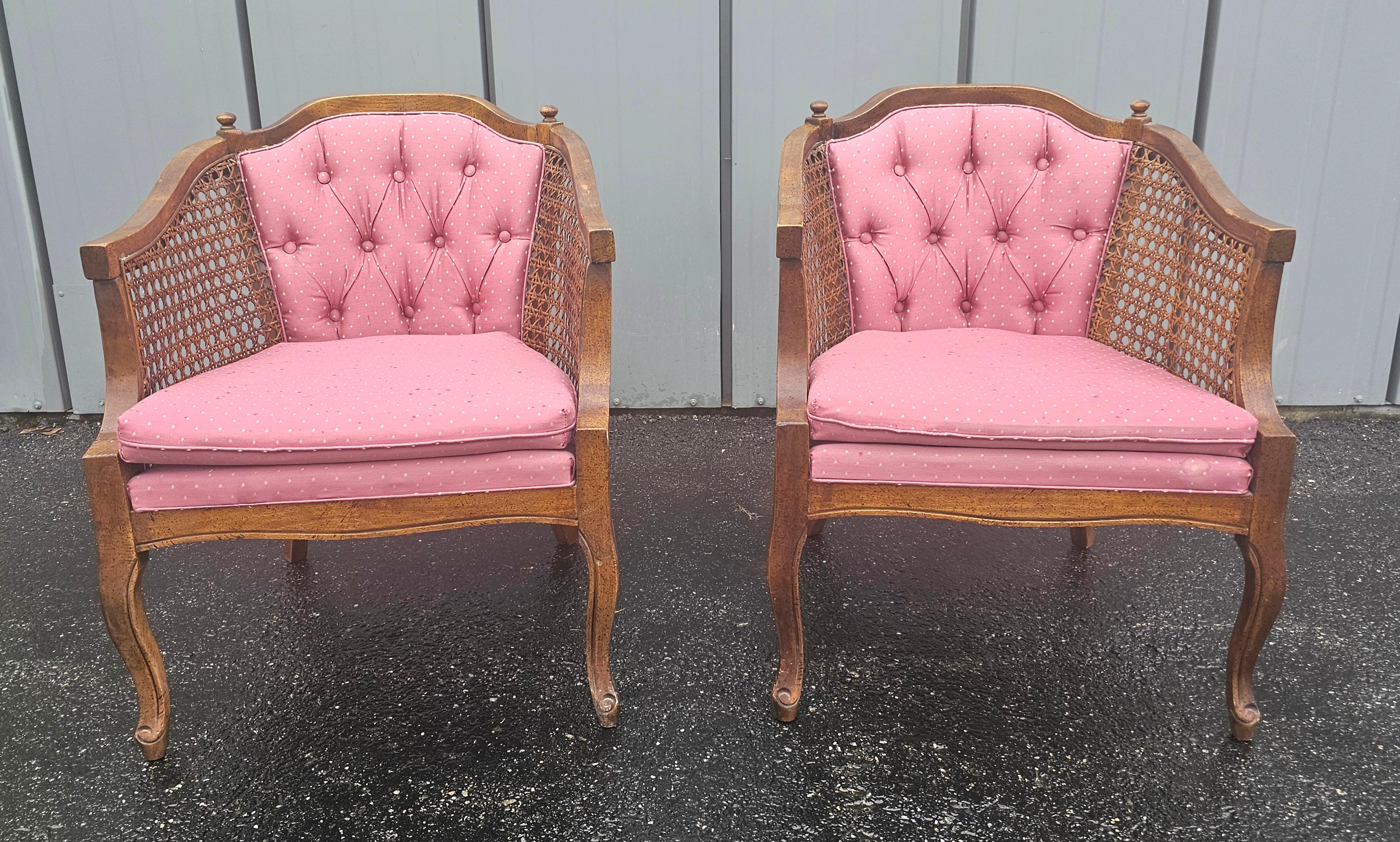 Autre Paire de chaises d'appoint club en noyer et tapissées de style français en vente