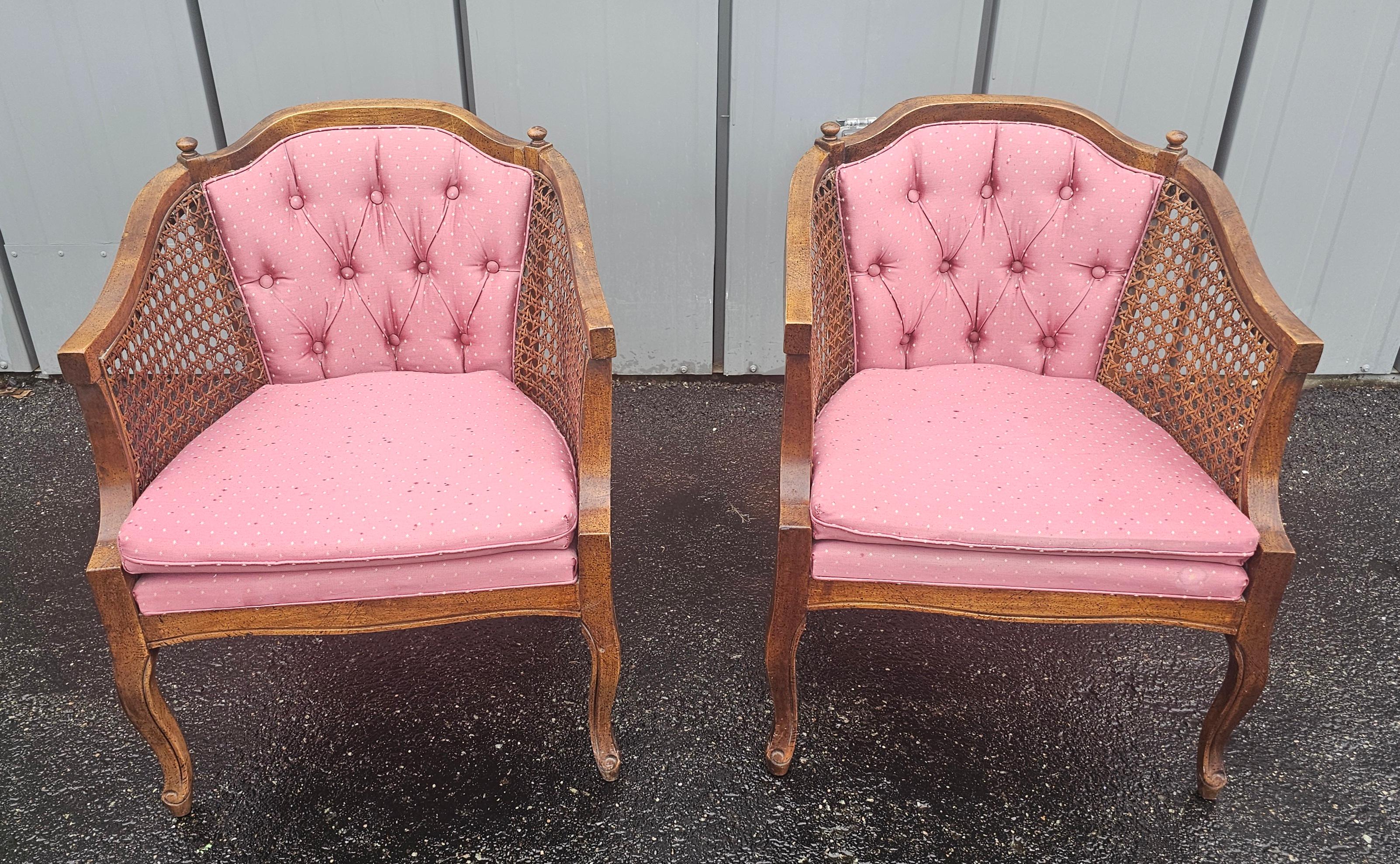 Paire de chaises d'appoint club en noyer et tapissées de style français Bon état - En vente à Germantown, MD