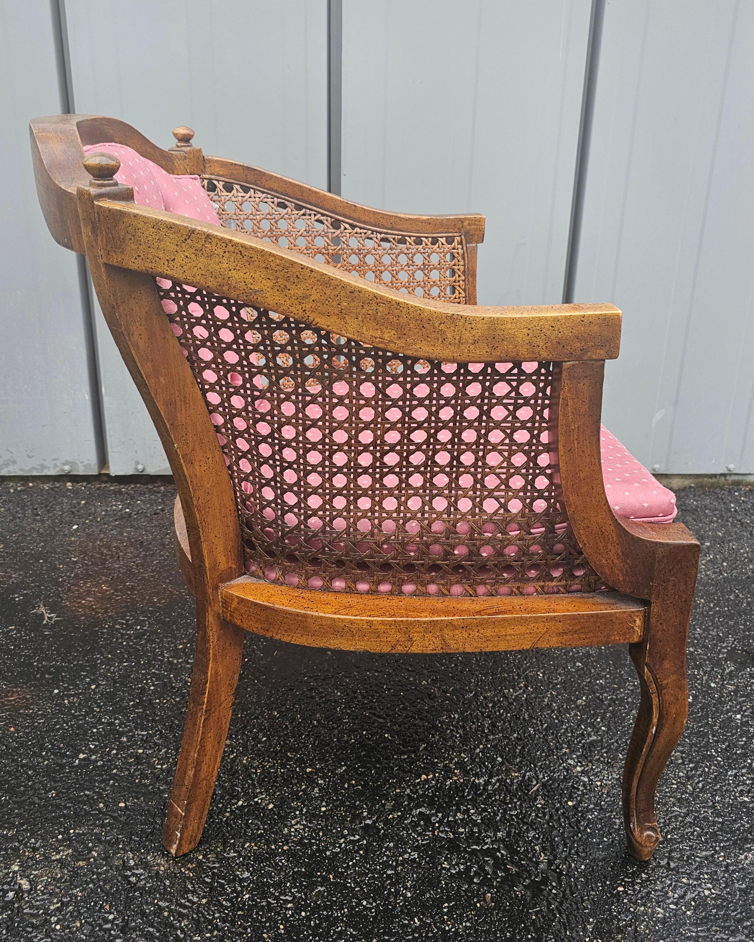 20ième siècle Paire de chaises d'appoint club en noyer et tapissées de style français en vente