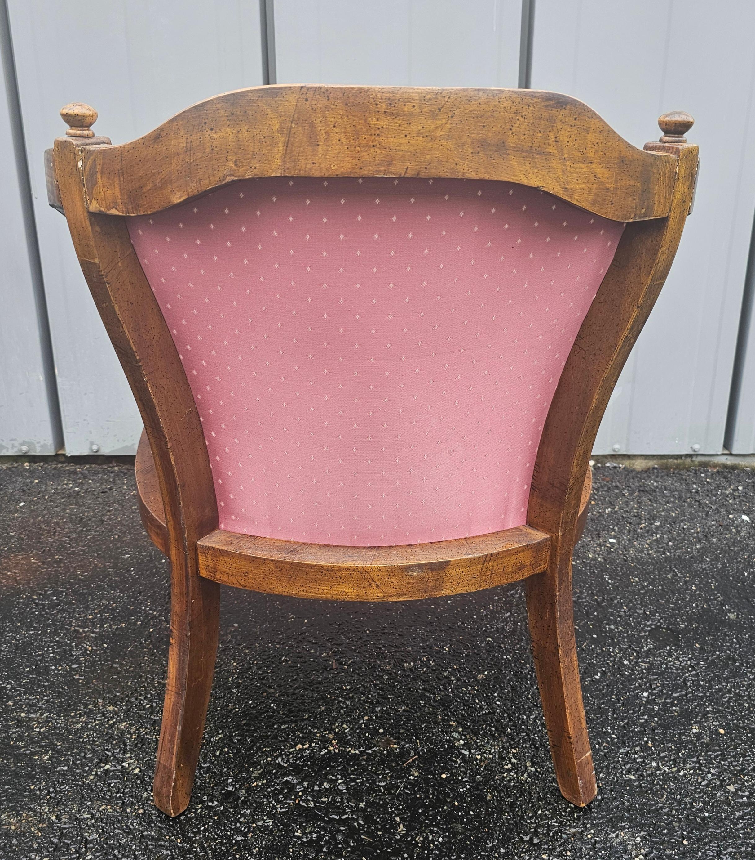 Tissu d'ameublement Paire de chaises d'appoint club en noyer et tapissées de style français en vente