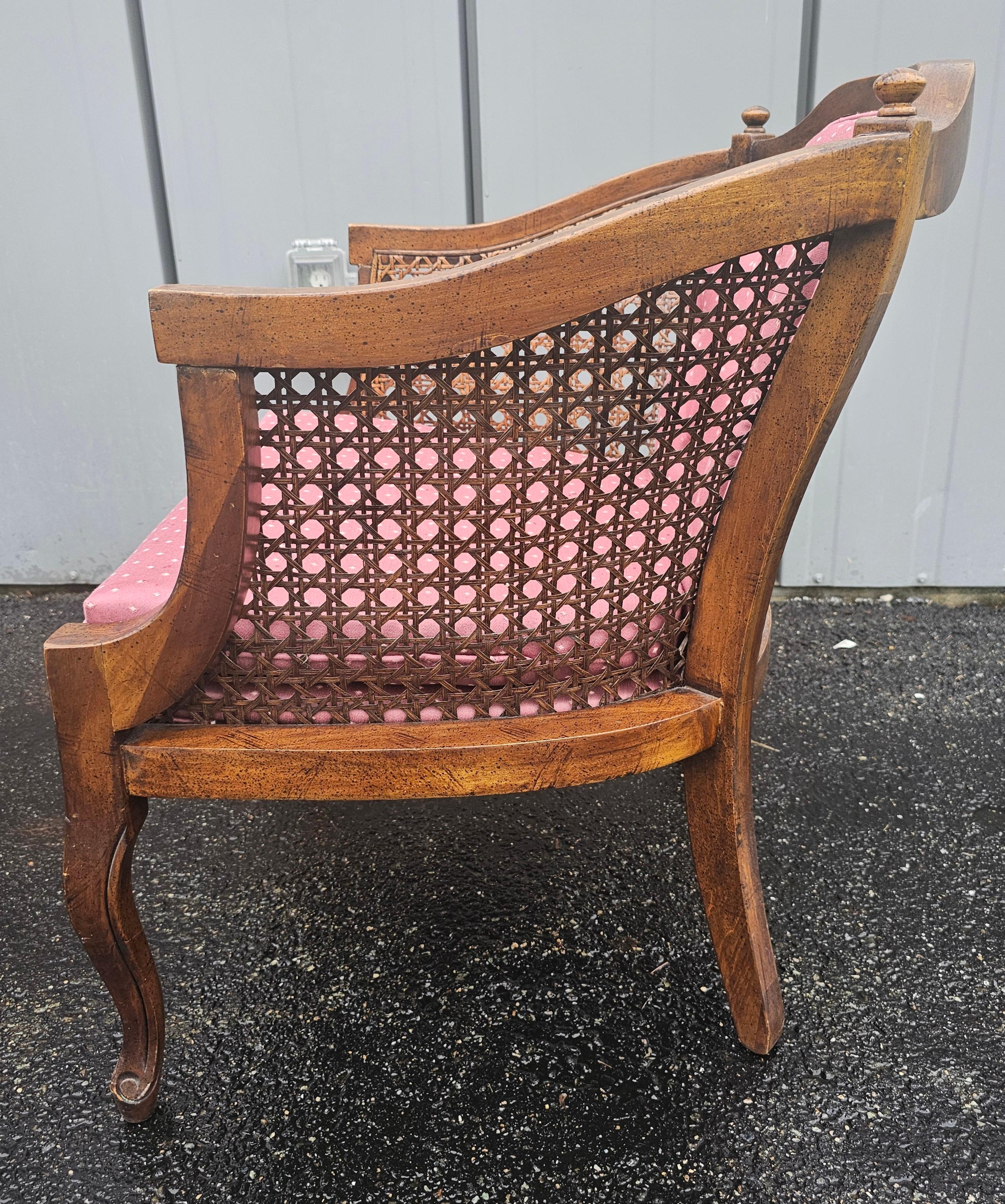 Paire de chaises d'appoint club en noyer et tapissées de style français en vente 1