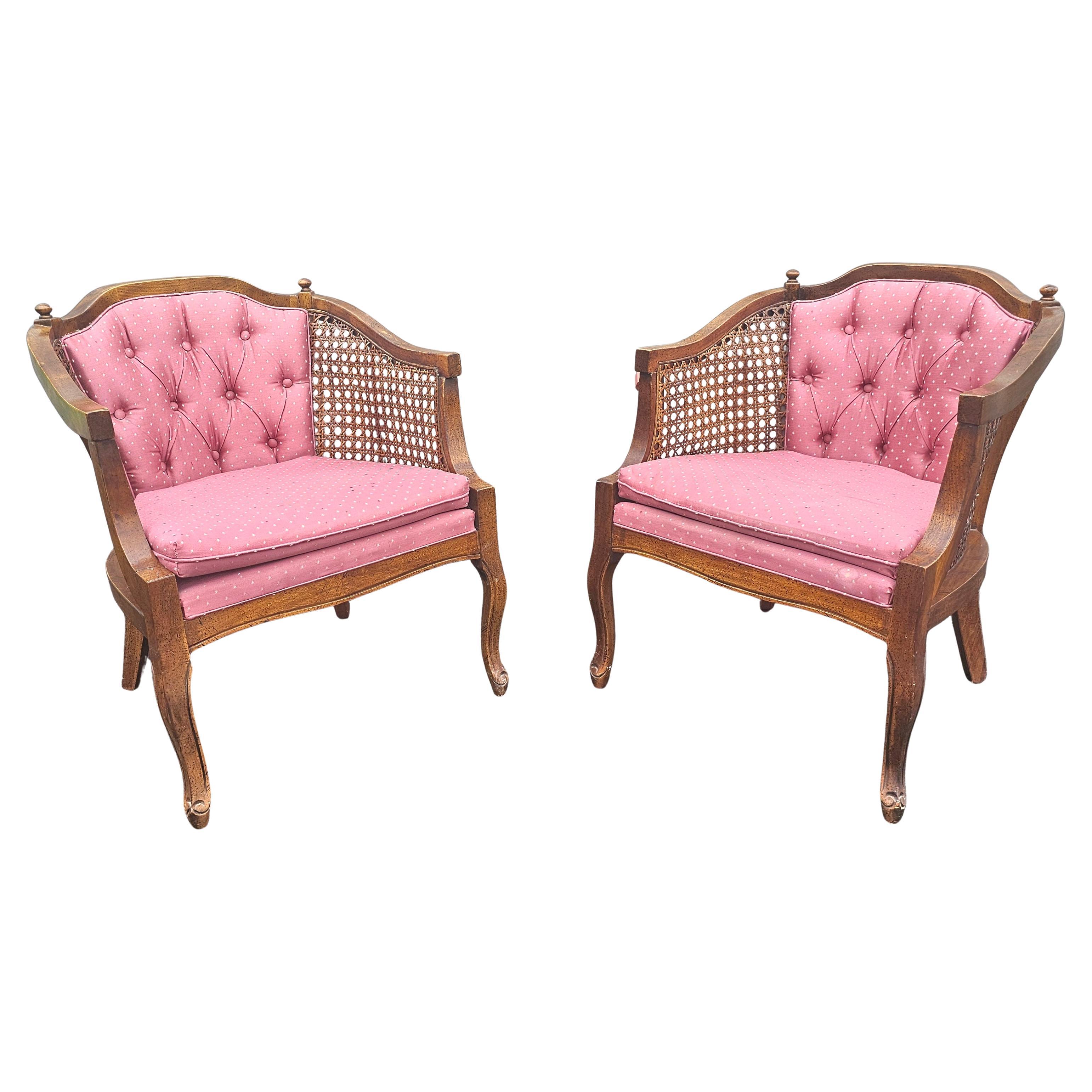 Pareja de sillones de salón tapizados y de caña de nogal de la campiña francesa