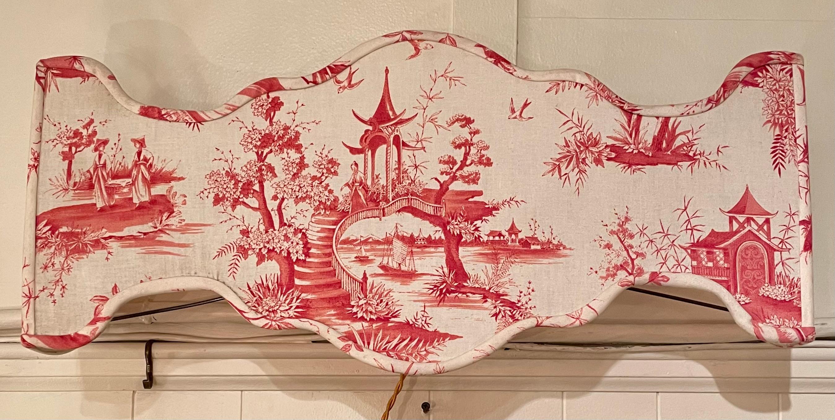 Pareja de Apliques Franceses de Tela Toile Carmesí sobre Crema. en Bueno estado para la venta en New Orleans, LA