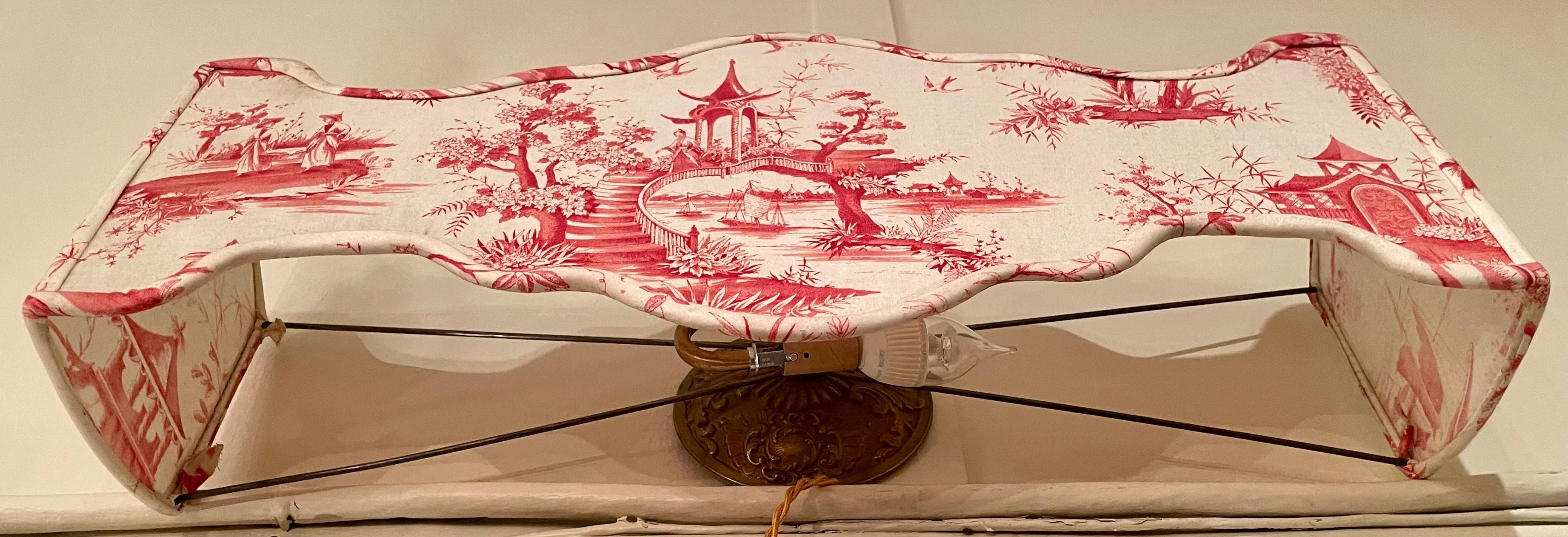 Pareja de Apliques Franceses de Tela Toile Carmesí sobre Crema. siglo XX en venta
