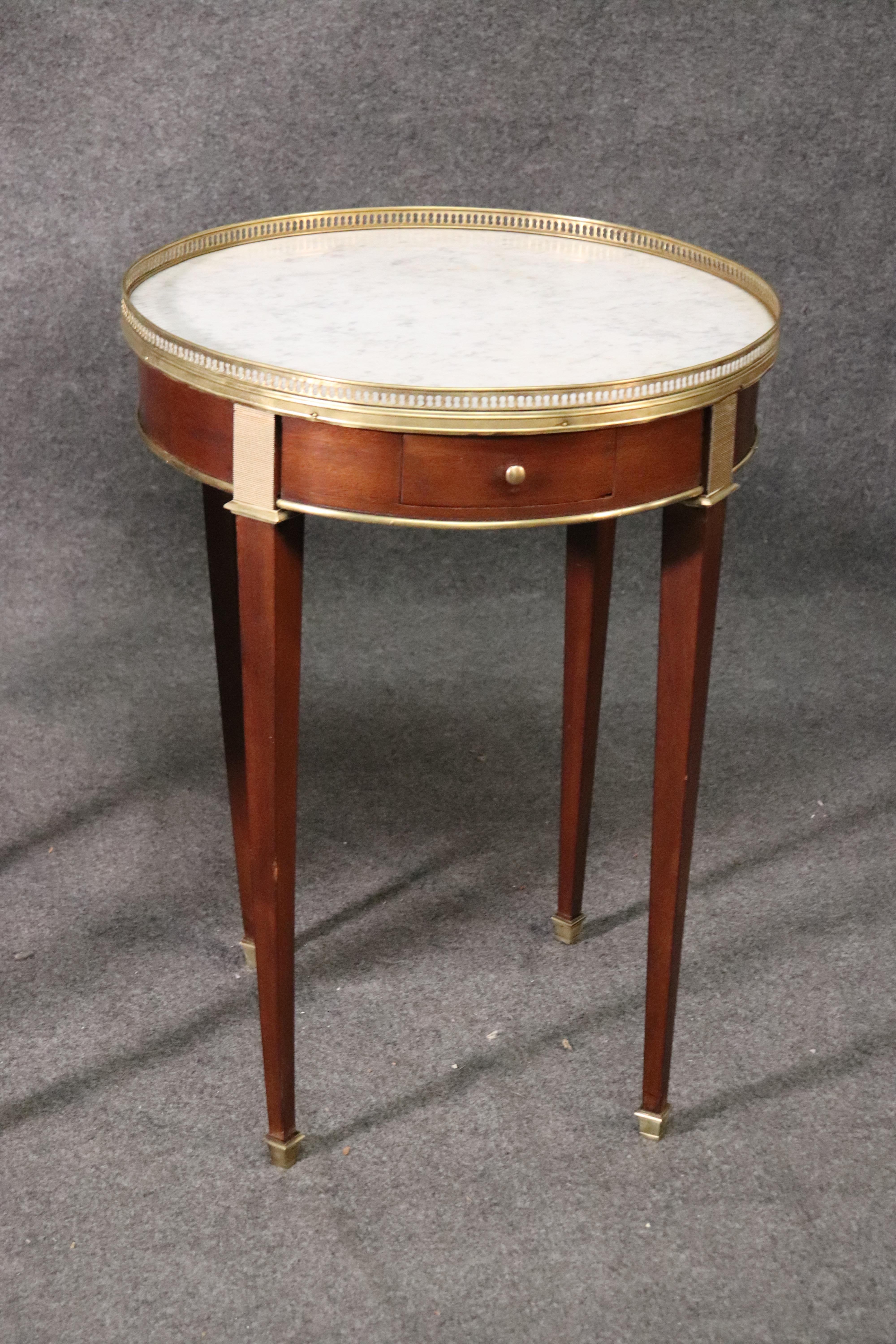 Pair of French Directoire Louis XVI Mahogany Marble Top Gueridons End Tables In Good Condition In Swedesboro, NJ