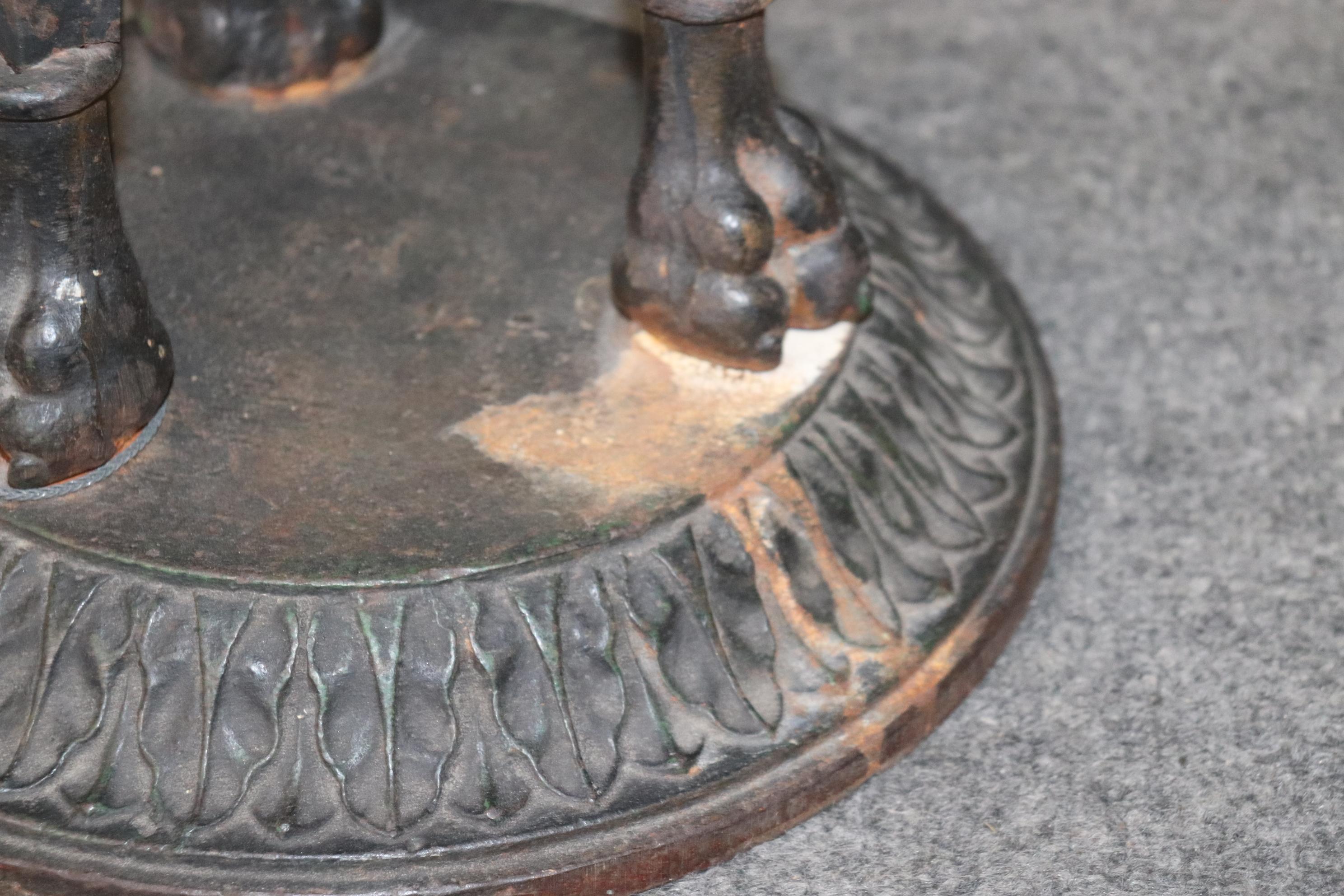 Coppia di fioriere d'epoca in stile Direttorio francese con maschera di leone a forma di X in vendita 4