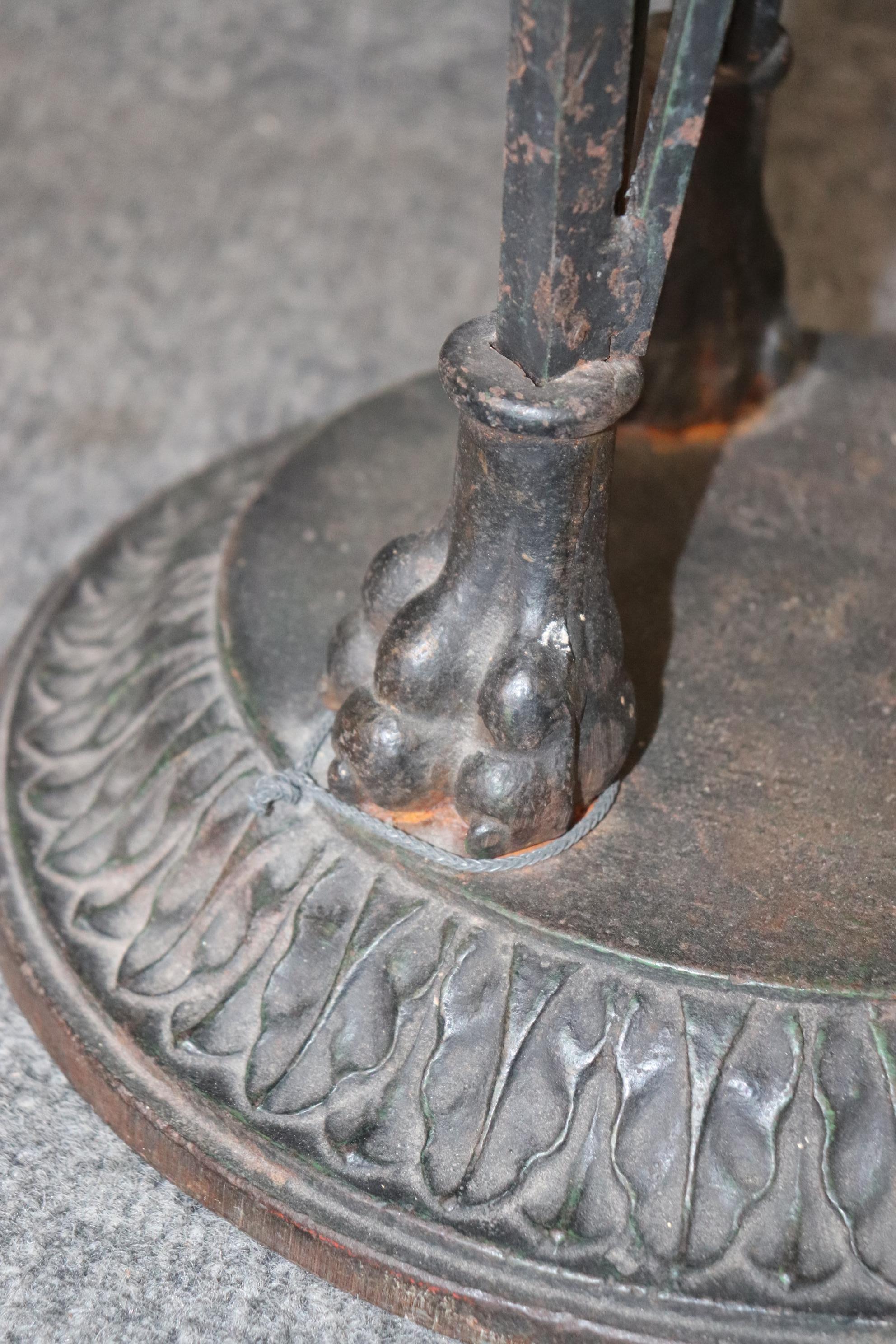 Metà XX secolo Coppia di fioriere d'epoca in stile Direttorio francese con maschera di leone a forma di X in vendita
