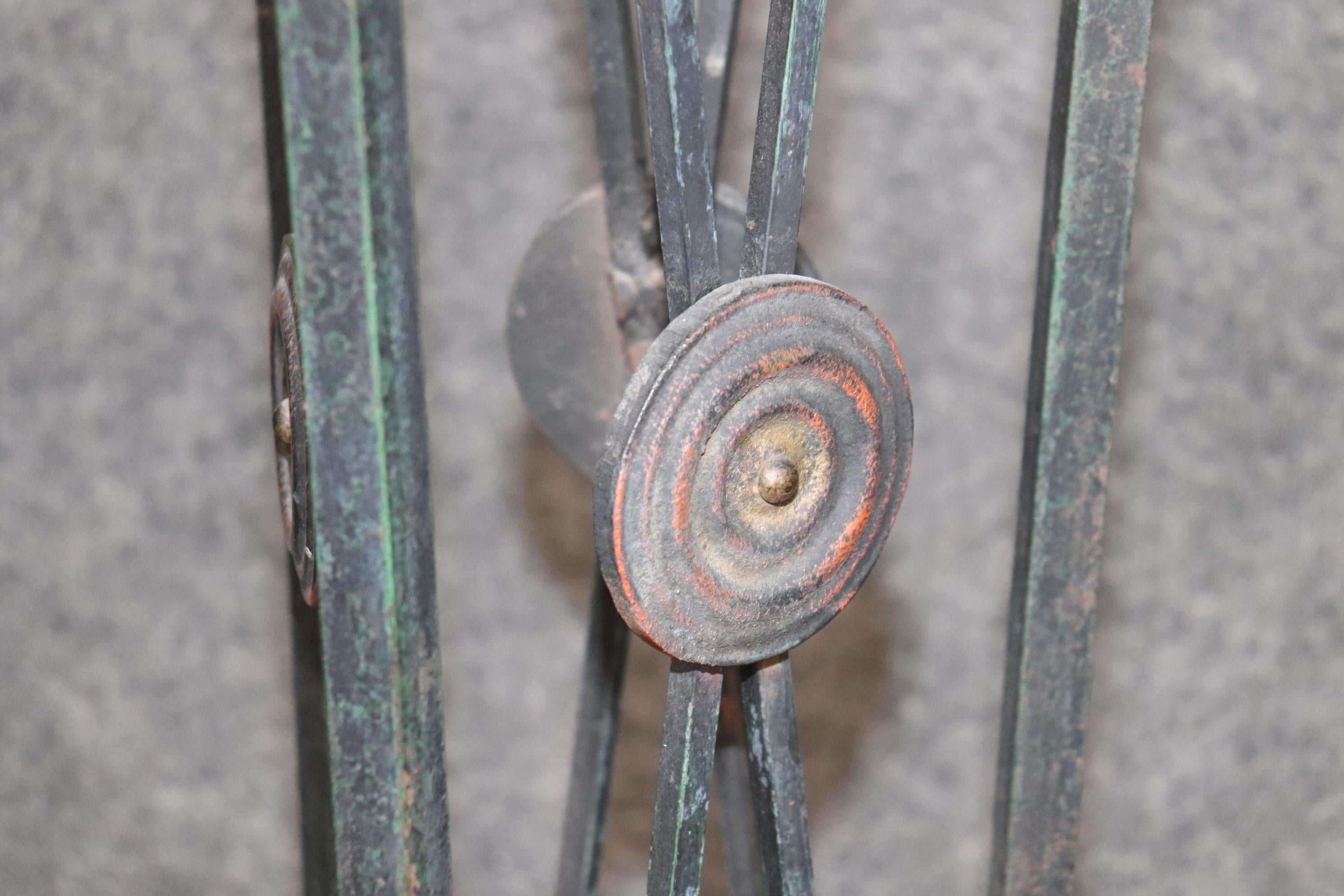 Metallo Coppia di fioriere d'epoca in stile Direttorio francese con maschera di leone a forma di X in vendita