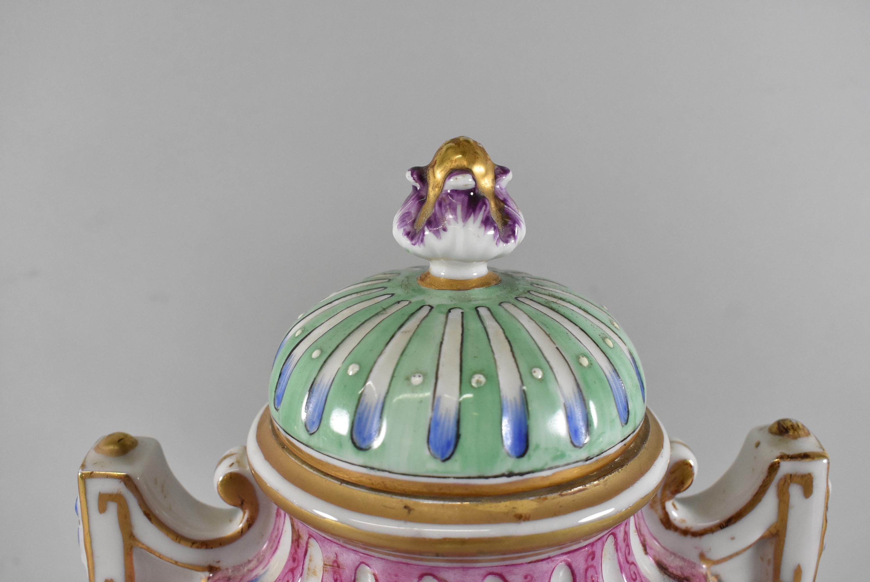 Art Nouveau Coppia di vasi da camino francesi in stile Dresda in vendita