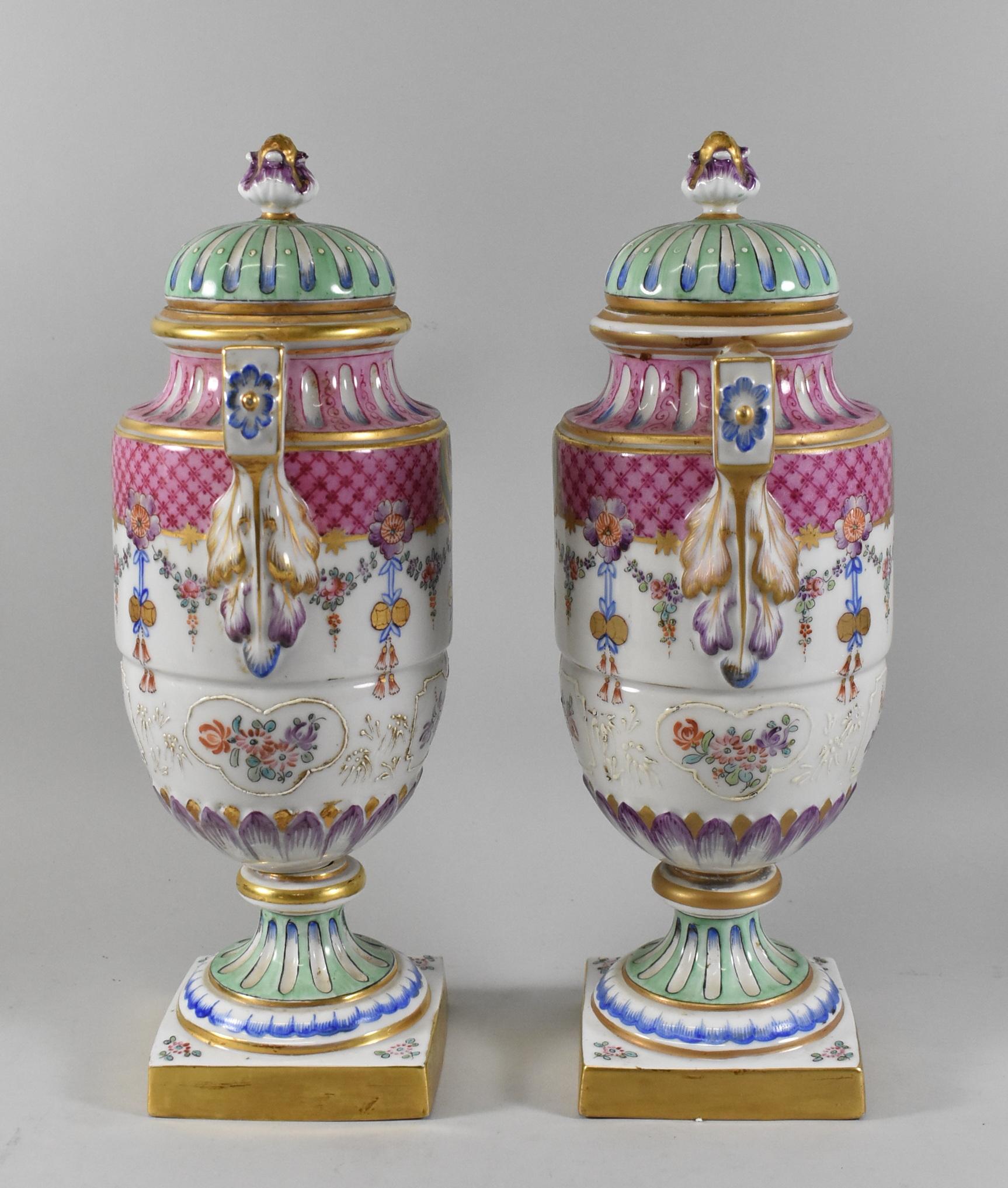 Coppia di vasi da camino francesi in stile Dresda In condizioni buone in vendita a Toledo, OH