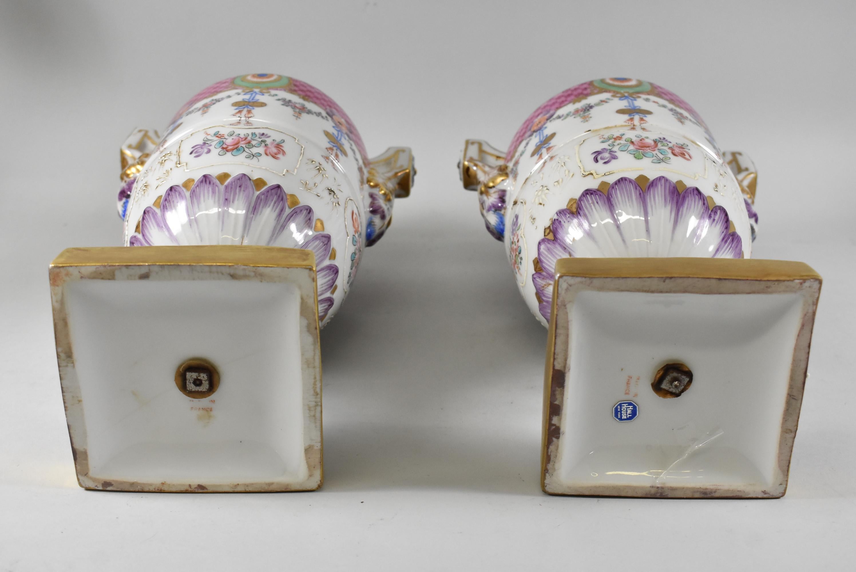 XX secolo Coppia di vasi da camino francesi in stile Dresda in vendita