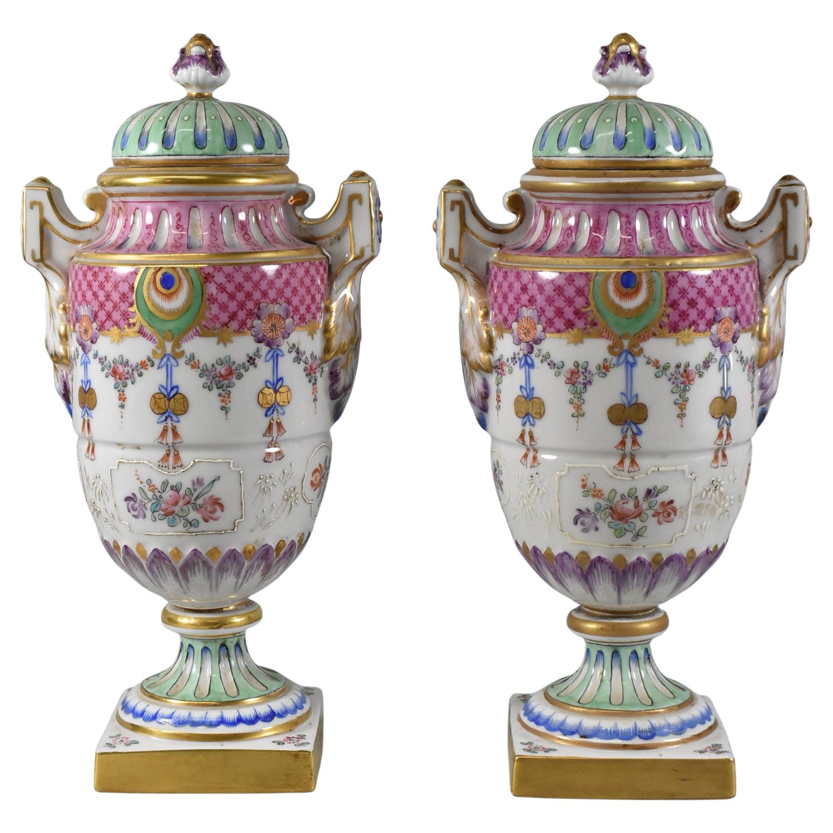 Coppia di vasi da camino francesi in stile Dresda in vendita
