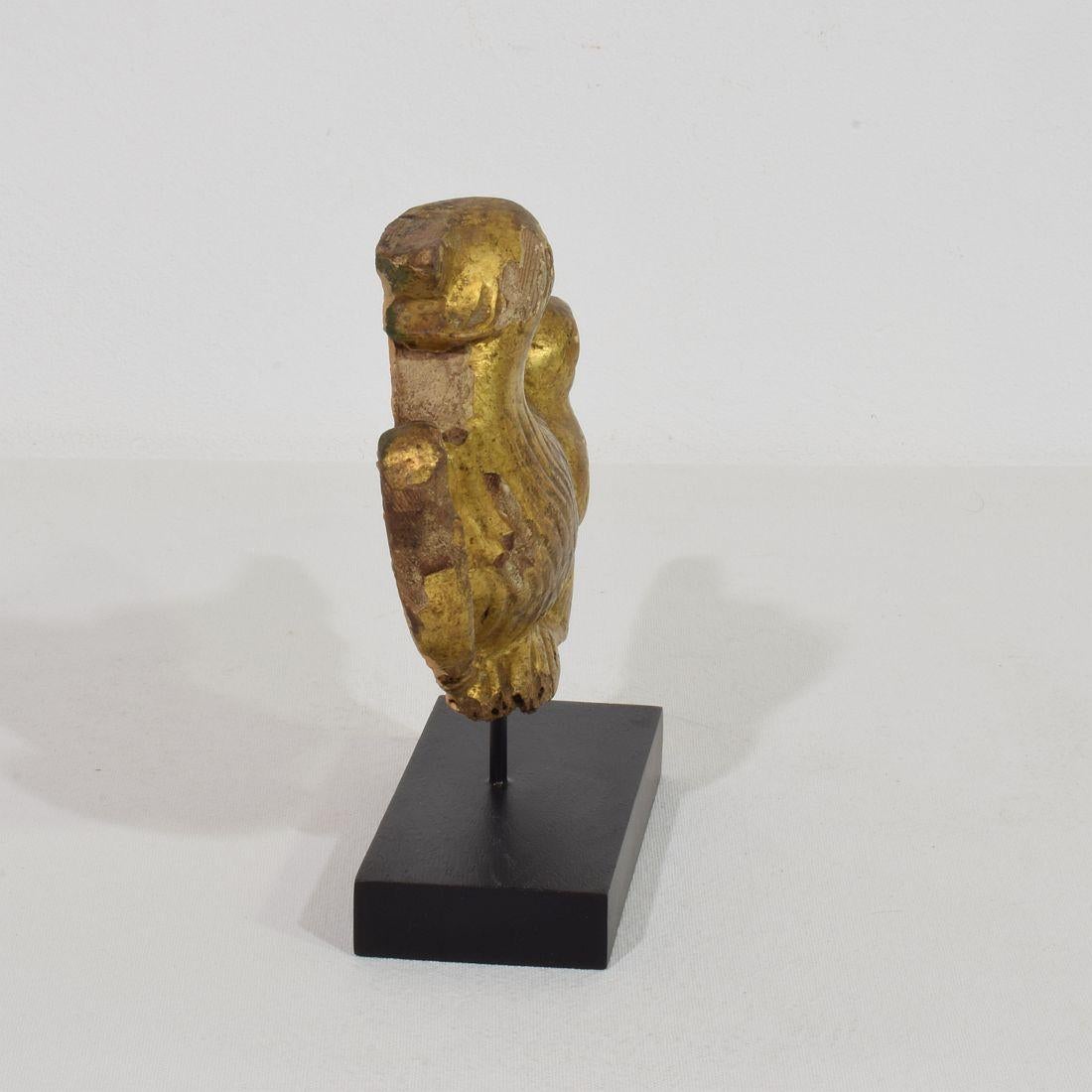 Paire de meubles français du début du 19e siècle en bois doré sculpté à la main  Ornements d'oiseaux Empire en vente 5