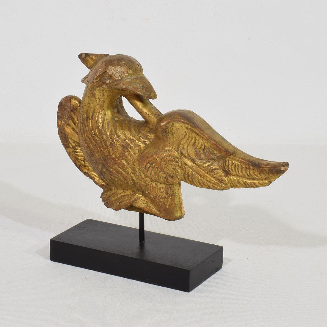 Pair French Early 19th Century Hand Carved Giltwood  Empire Style bird Ornaments in vendita 6