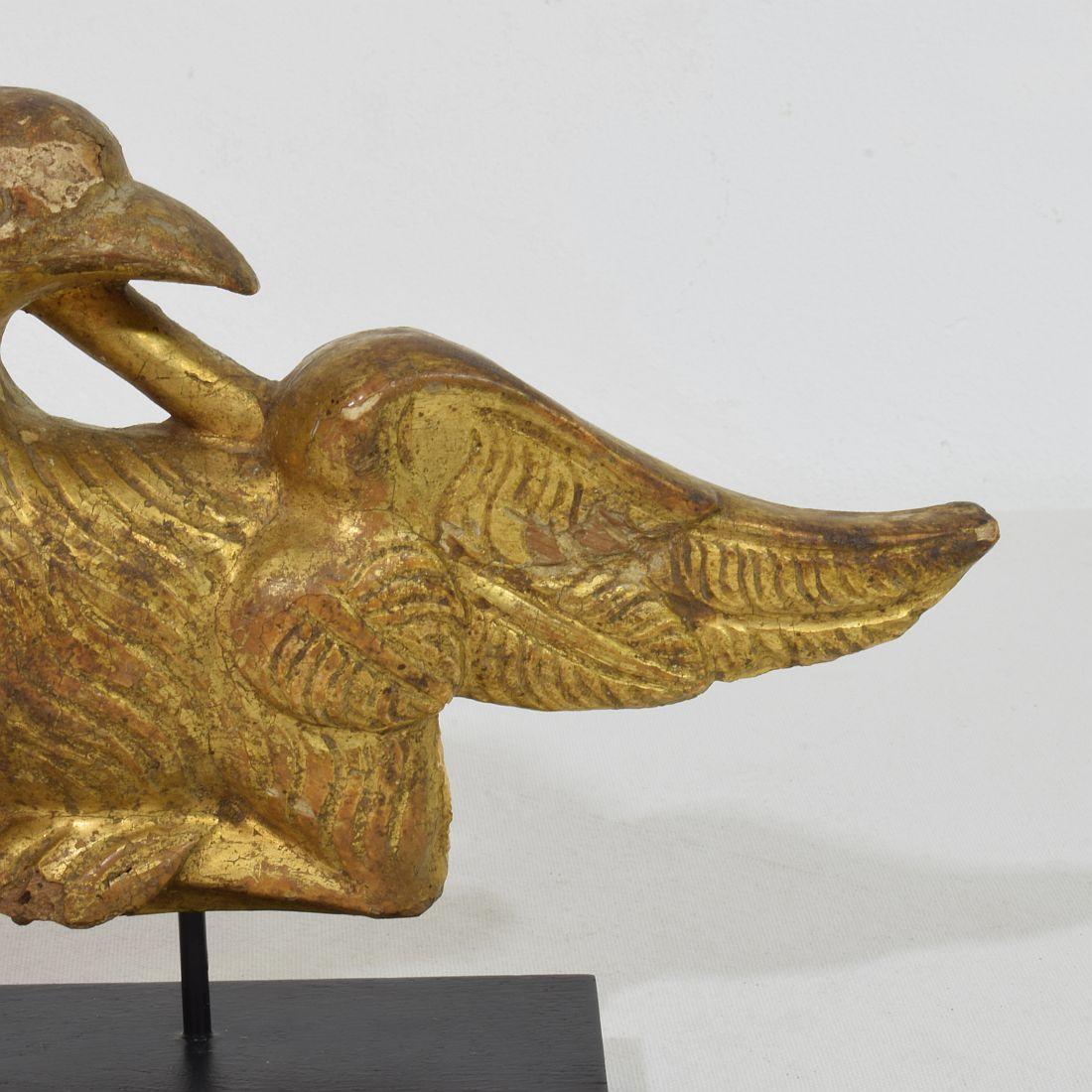 Pair French Early 19th Century Hand Carved Giltwood  Empire Style bird Ornaments in vendita 11