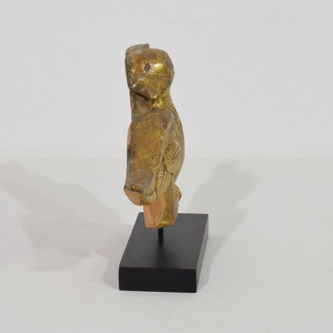 Sculpté à la main Paire de meubles français du début du 19e siècle en bois doré sculpté à la main  Ornements d'oiseaux Empire en vente