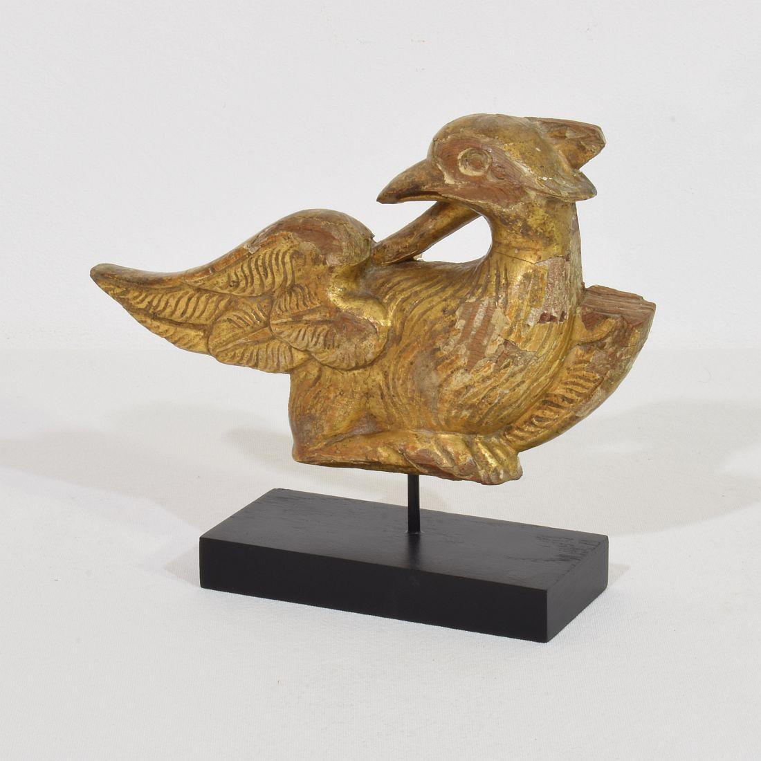 Intagliato a mano Pair French Early 19th Century Hand Carved Giltwood  Empire Style bird Ornaments in vendita