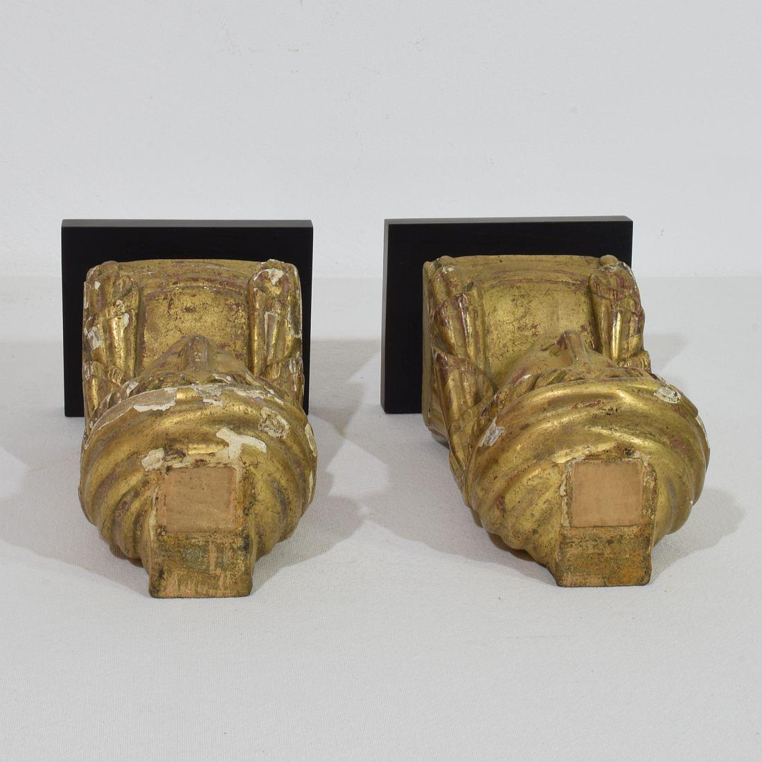 Paire de meubles français du début du 19e siècle en bois doré sculpté à la main  Ornements de tête style Empire en vente 12