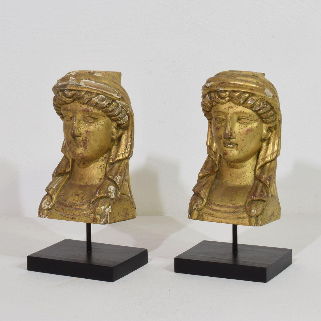 Magnifique paire d'ornements de tête en bois doré sculptés à la main. 
France vers 1805-1820
Les mesures sont individuelles et incluent la base en bois.